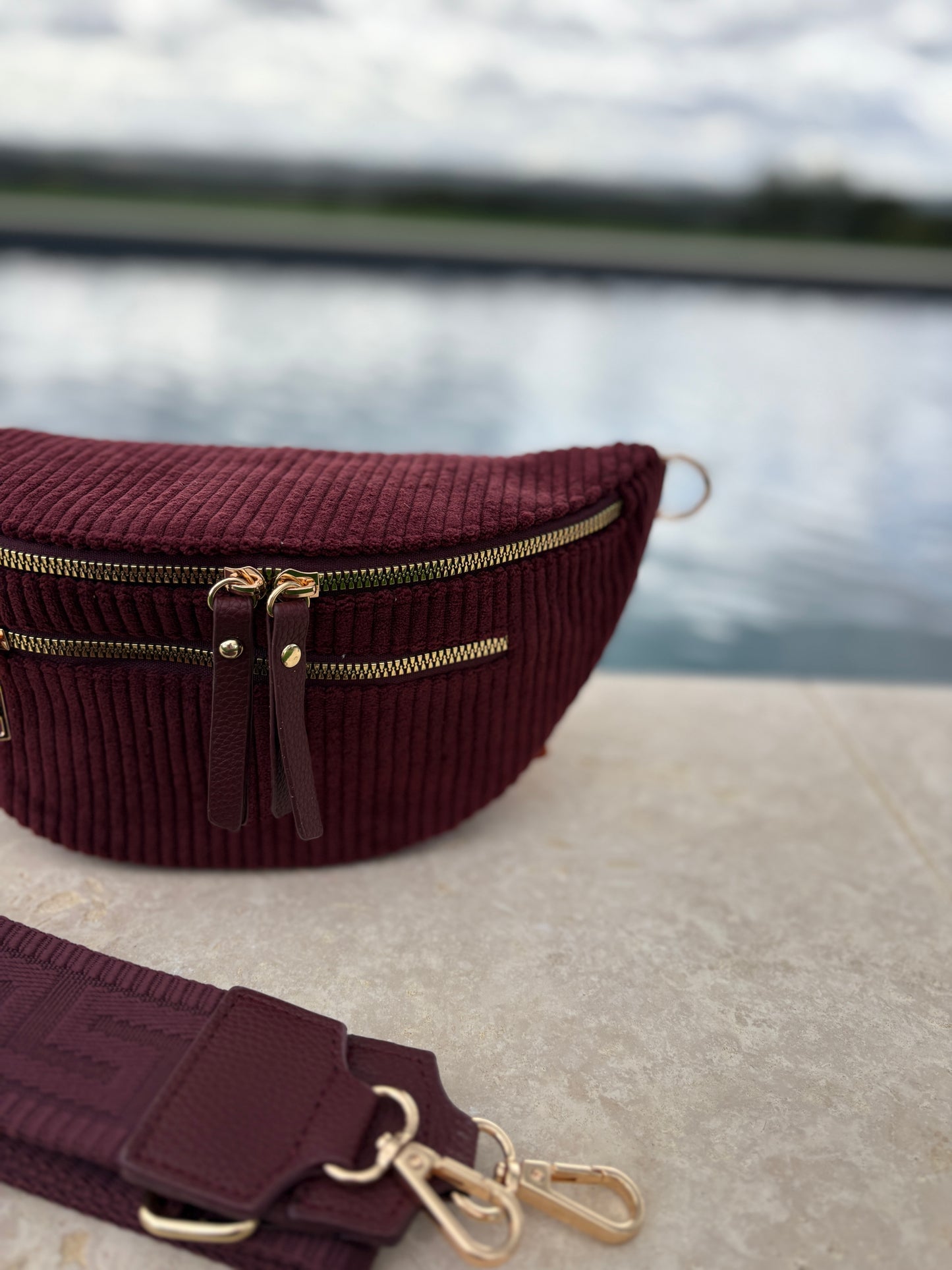 Sac banane velours côtelé 2 poches bordeaux sangle fantaisie