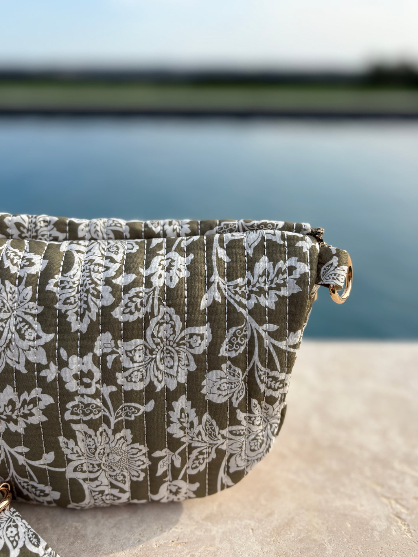 Sac banane coton matelassé liberty toile de jouy fleuri vert kaki et blanc