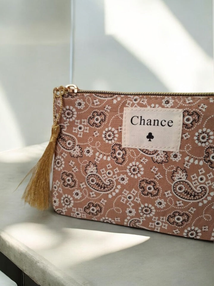 Pochette en tissu ocre rouge motifs bandana “Chance”