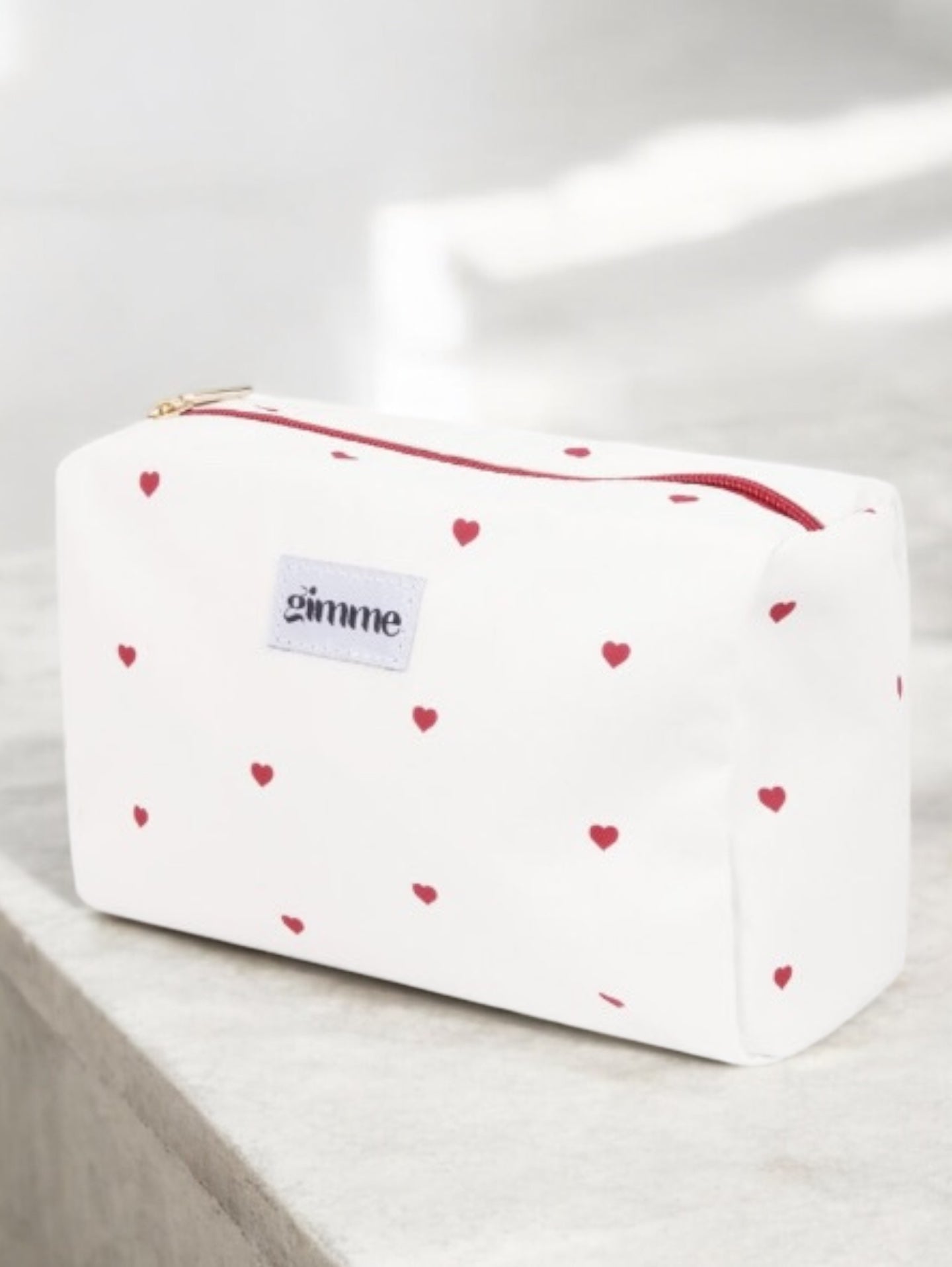 Trousse en tissu imperméable blanc motifs cœurs rouges