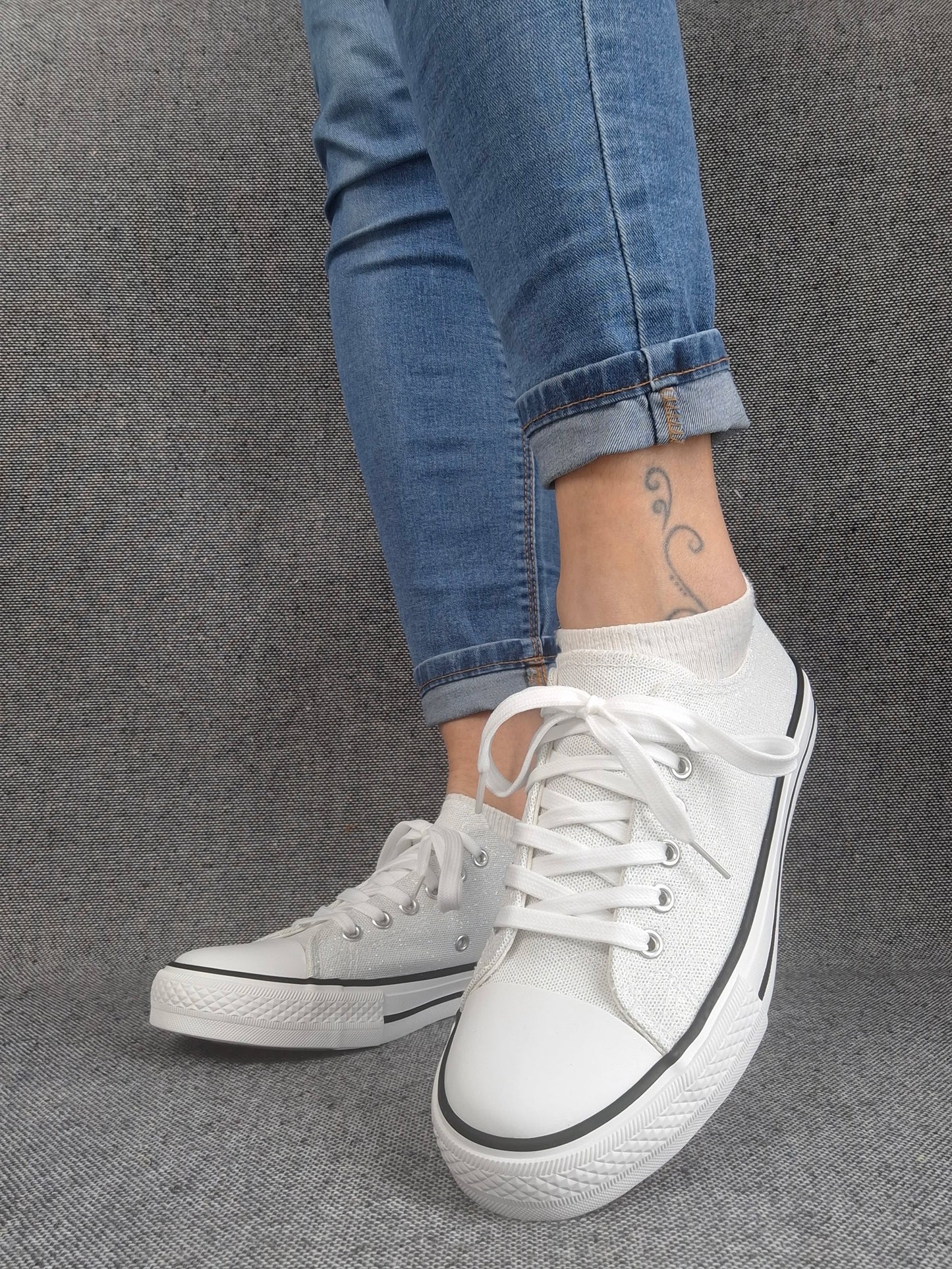 Chaussures baskets basses gris pailleté et blanc style converse