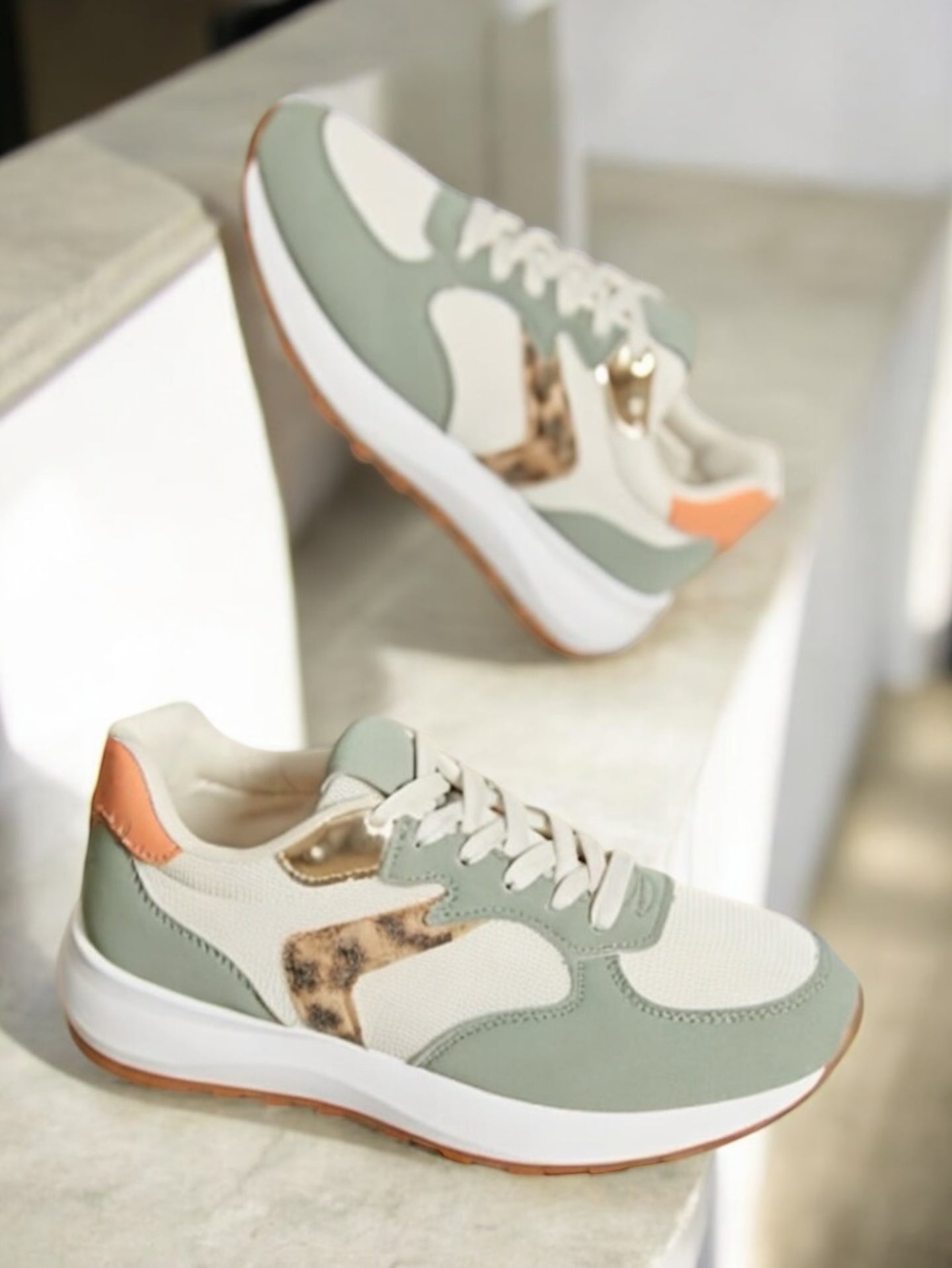 Chaussures baskets basses vert d'eau tendance avec détails léopard style sneakers