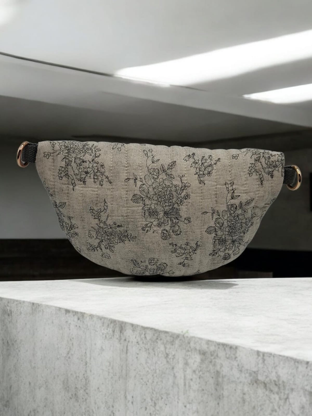 Sac banane en coton matelassé liberty blanc motif floral gris