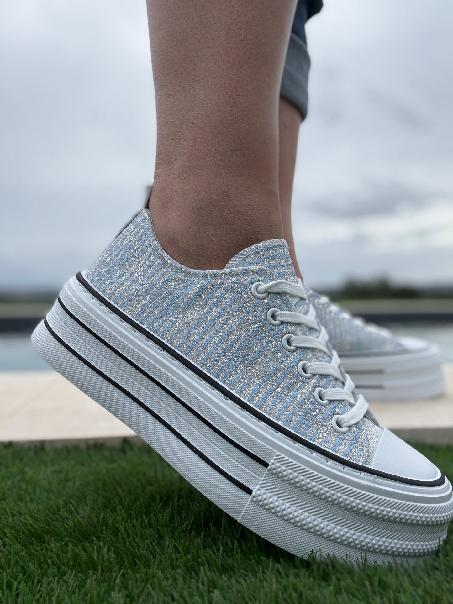 Chaussures baskets à rayures brillantes bleu semelle compensée style converse