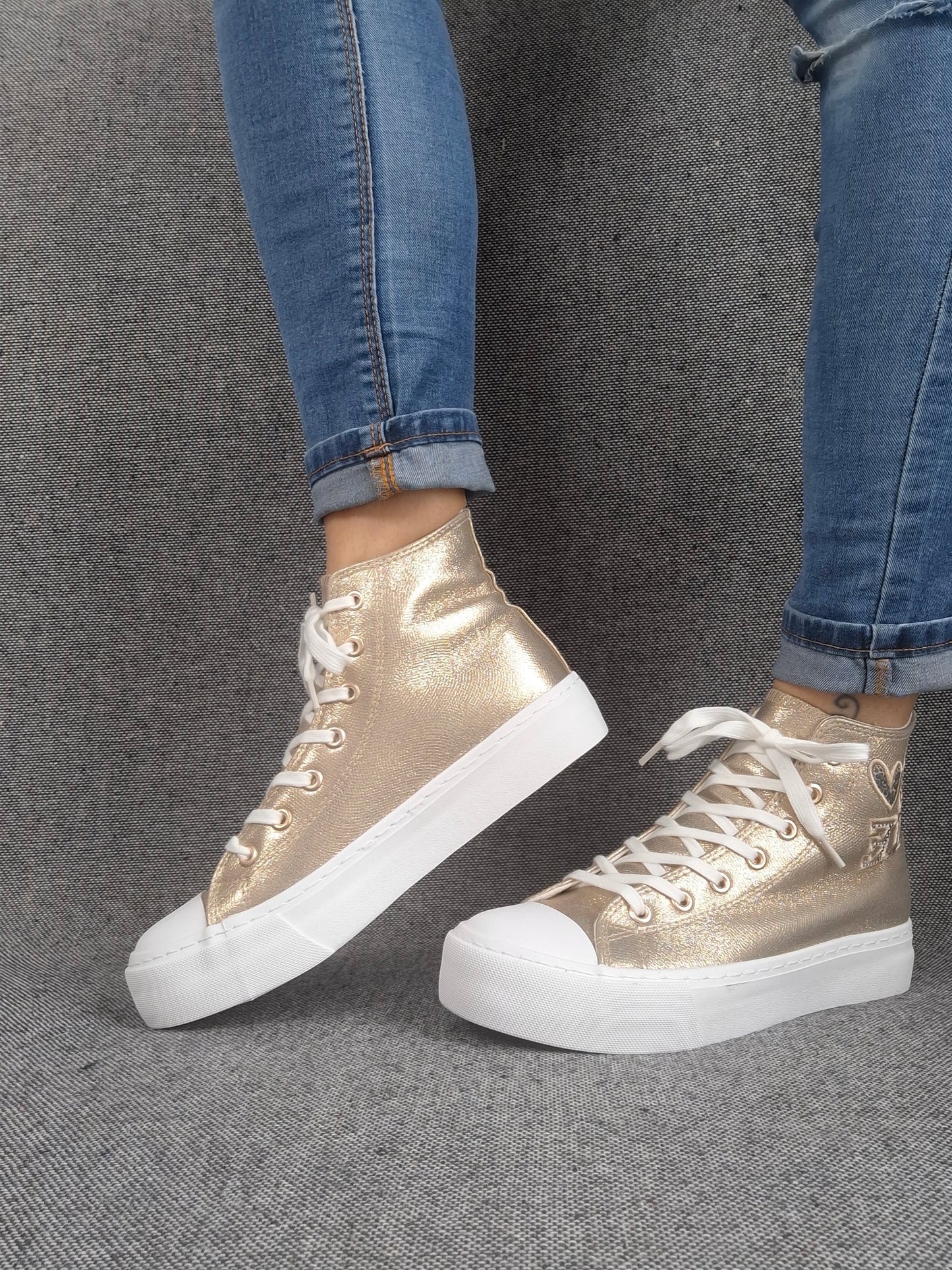 Chaussures baskets hautes tissu doré inscription "LOVE" style converse