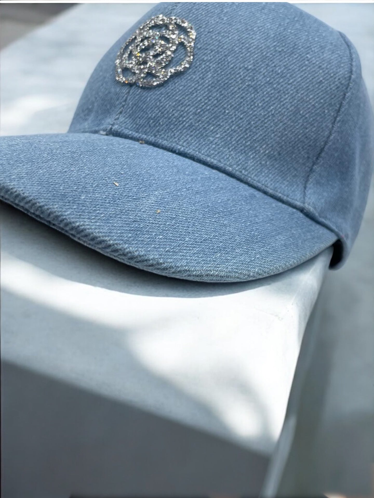 Casquette en coton jean bleu avec logo en strass