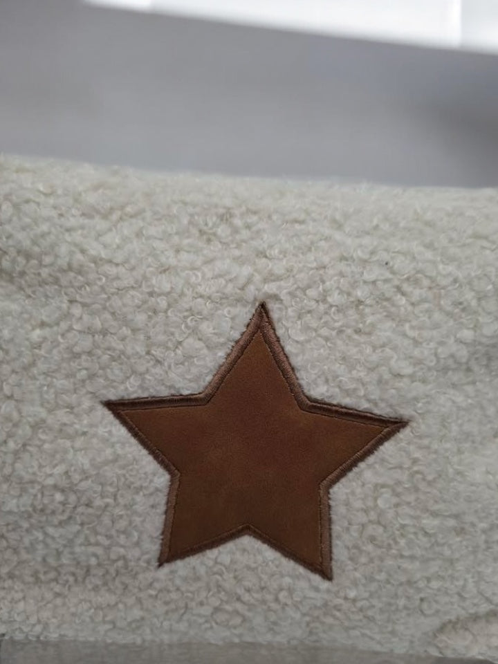 Pochette blanche avec une étoile marron