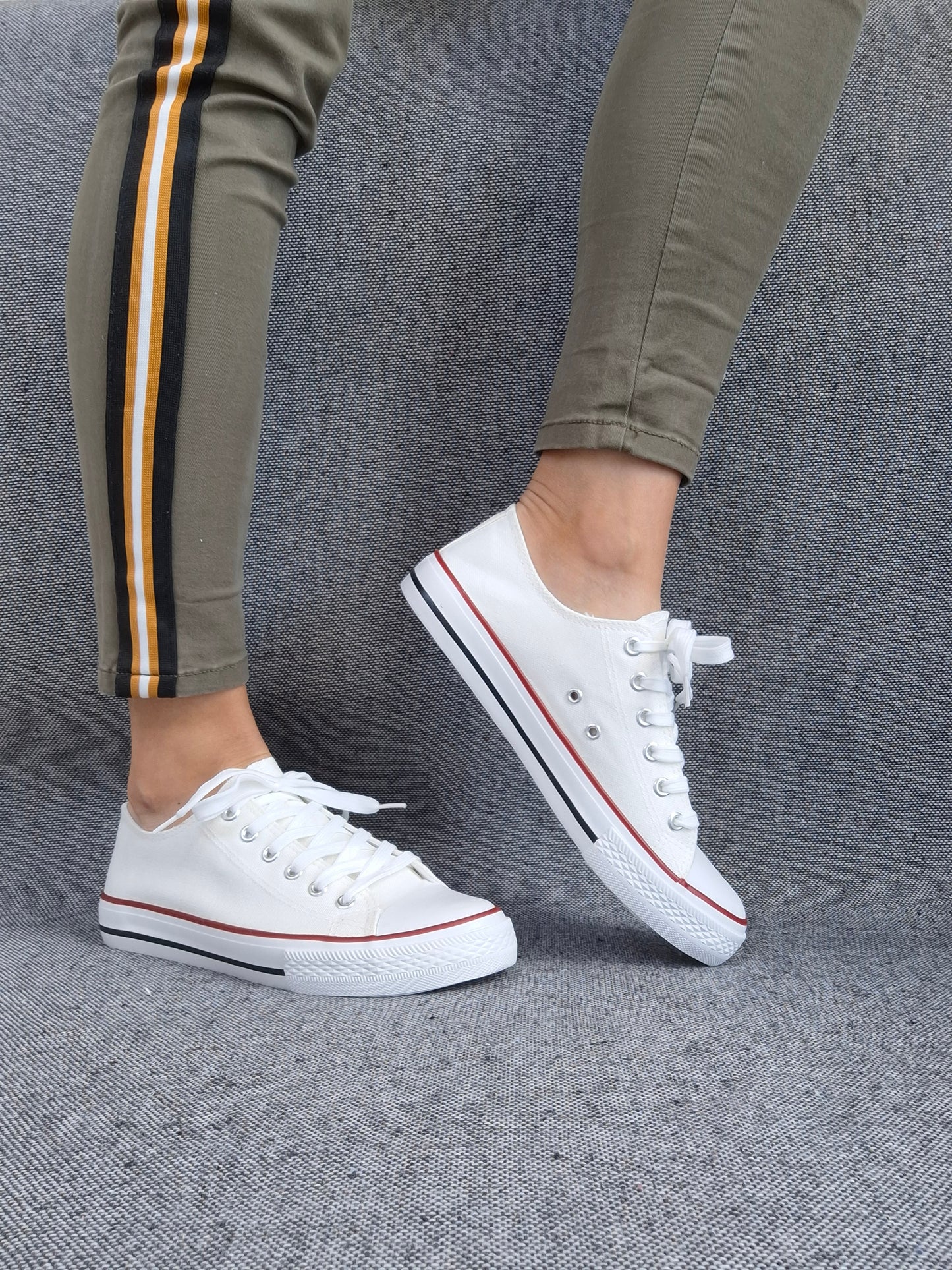 Chaussures baskets basses toile blanche style converse