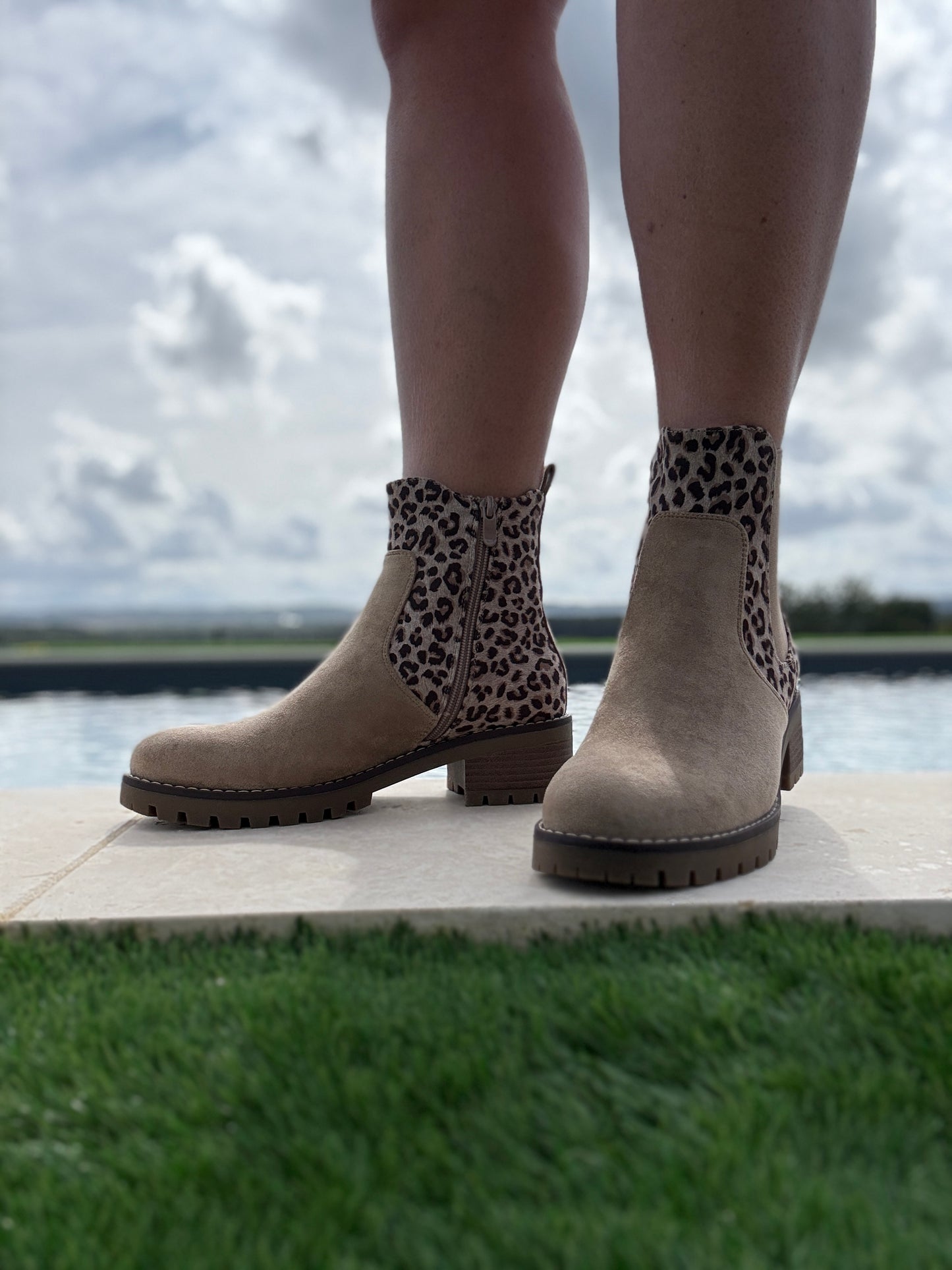 Chaussures bottines à talon toucher daim beige avec motif léopard marron taupe