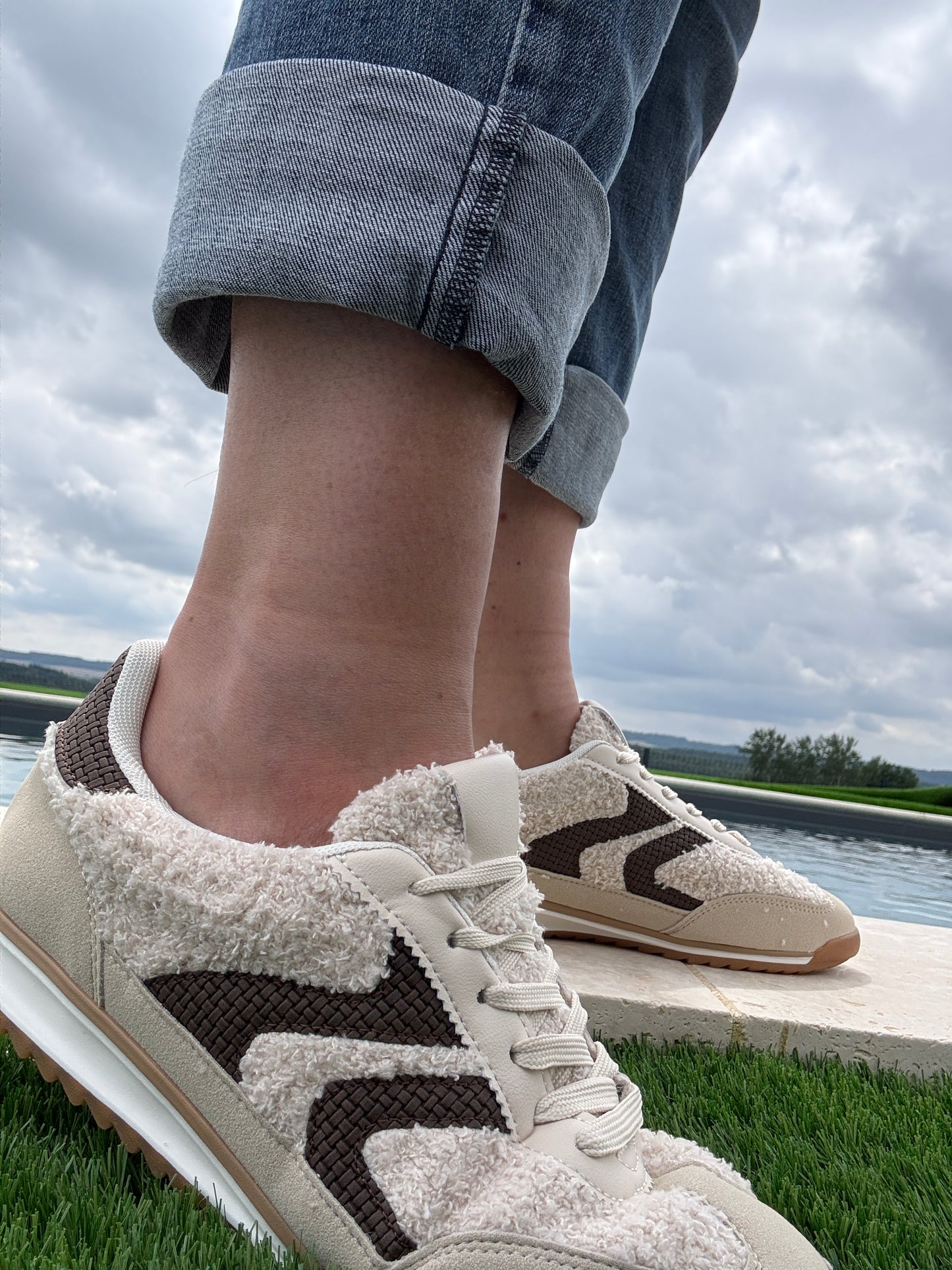 Nouveautés - Chaussures baskets en moumoute bouclettes blanches et noires avec motif en zigzag