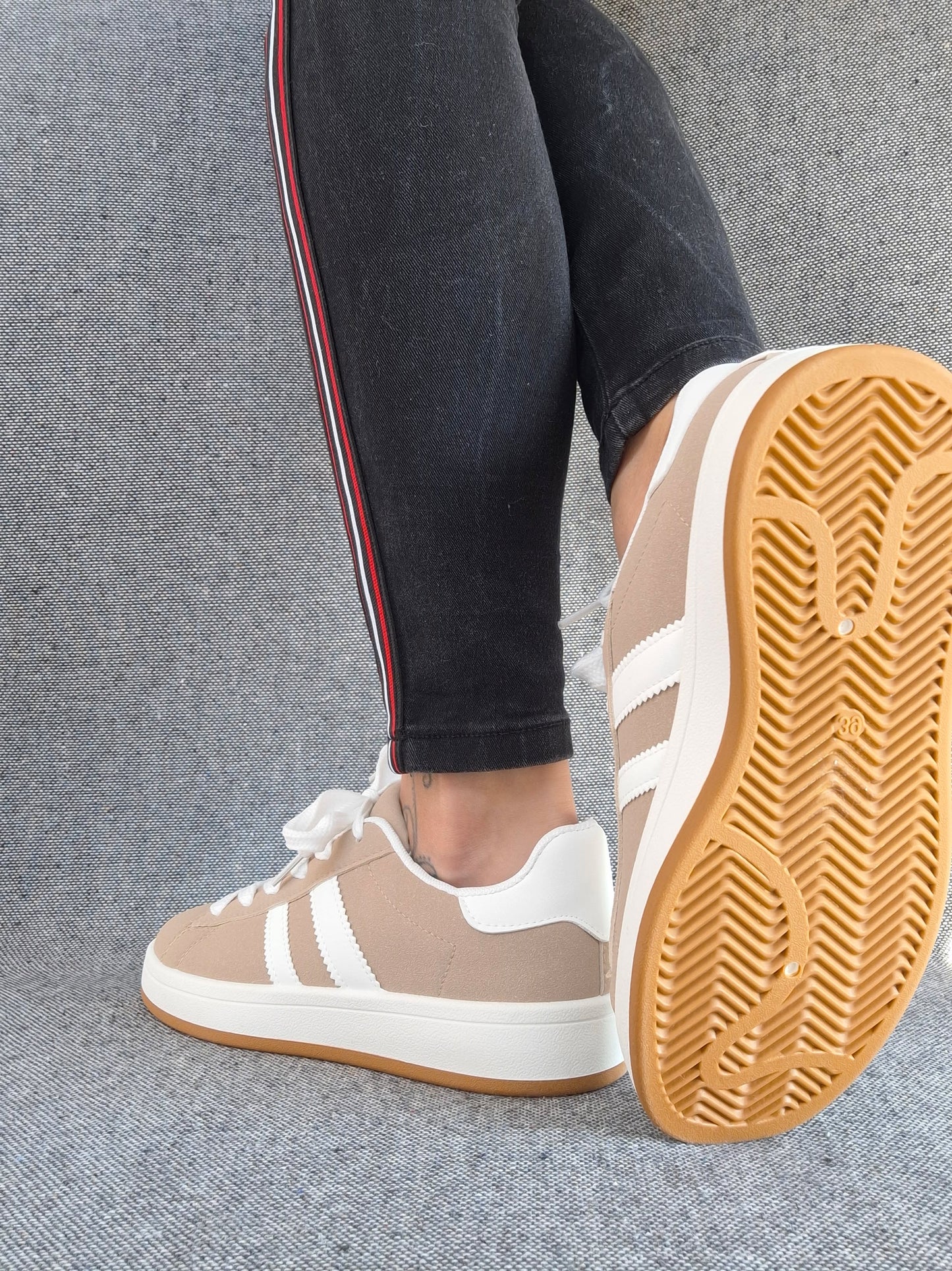 Chaussures baskets basses taupe avec bandes blanches style campus