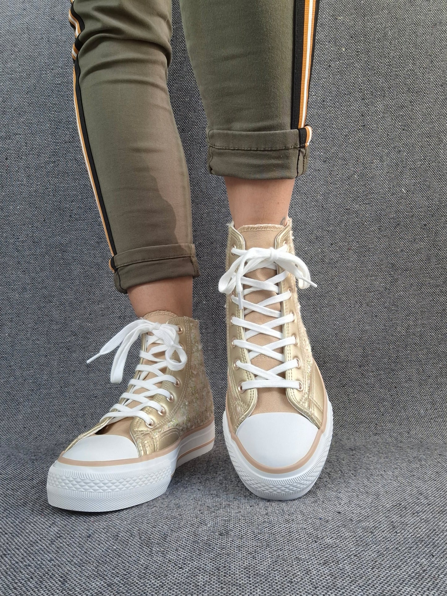 Chaussures baskets hautes en tweed doré style converse