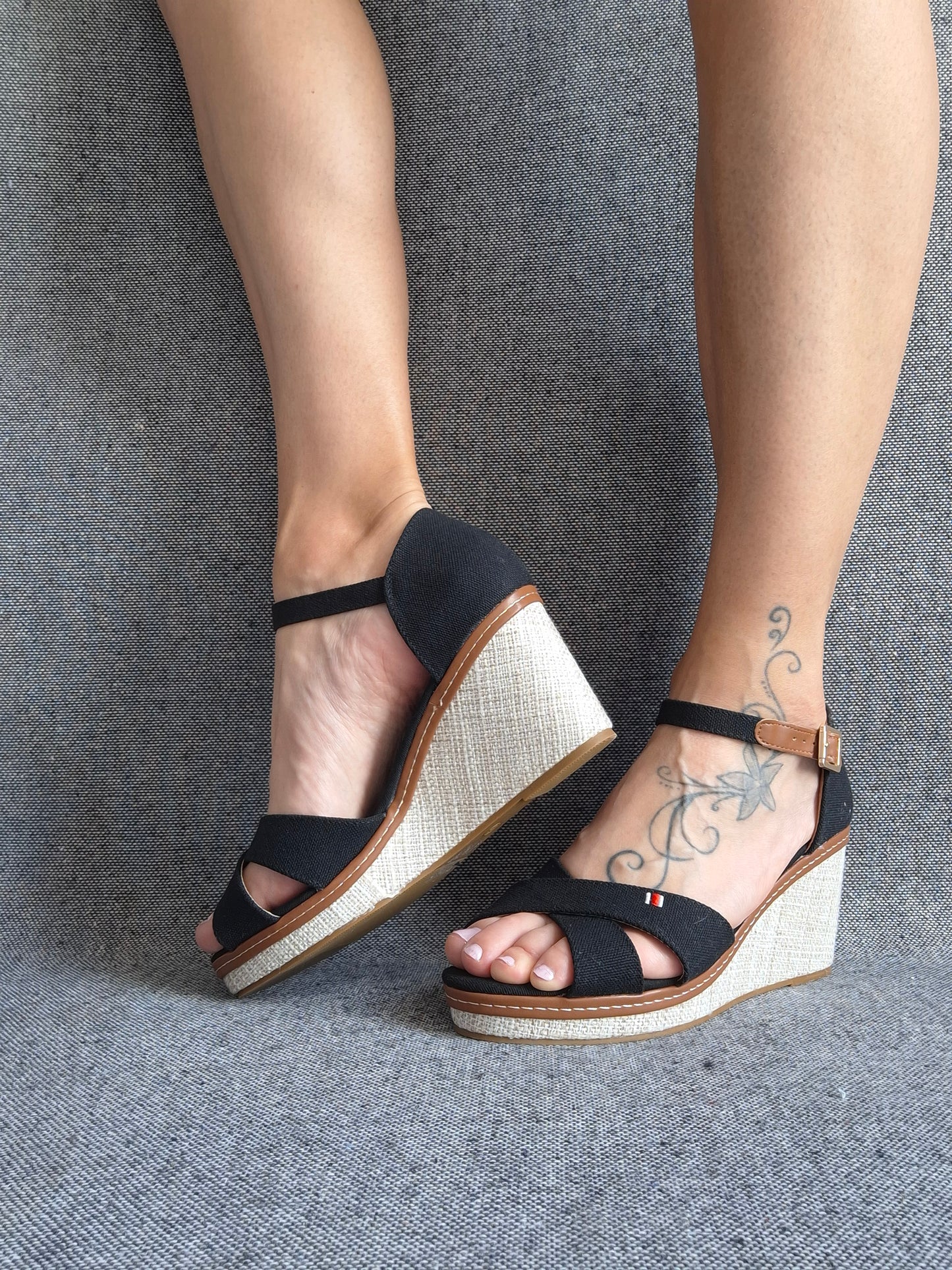 Chaussures sandales compensées tissu à lanières noire et semelle beige