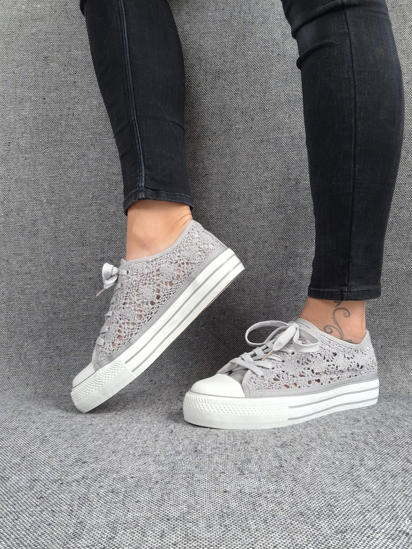 Chaussures baskets basses à dentelle grise en tissu style converse