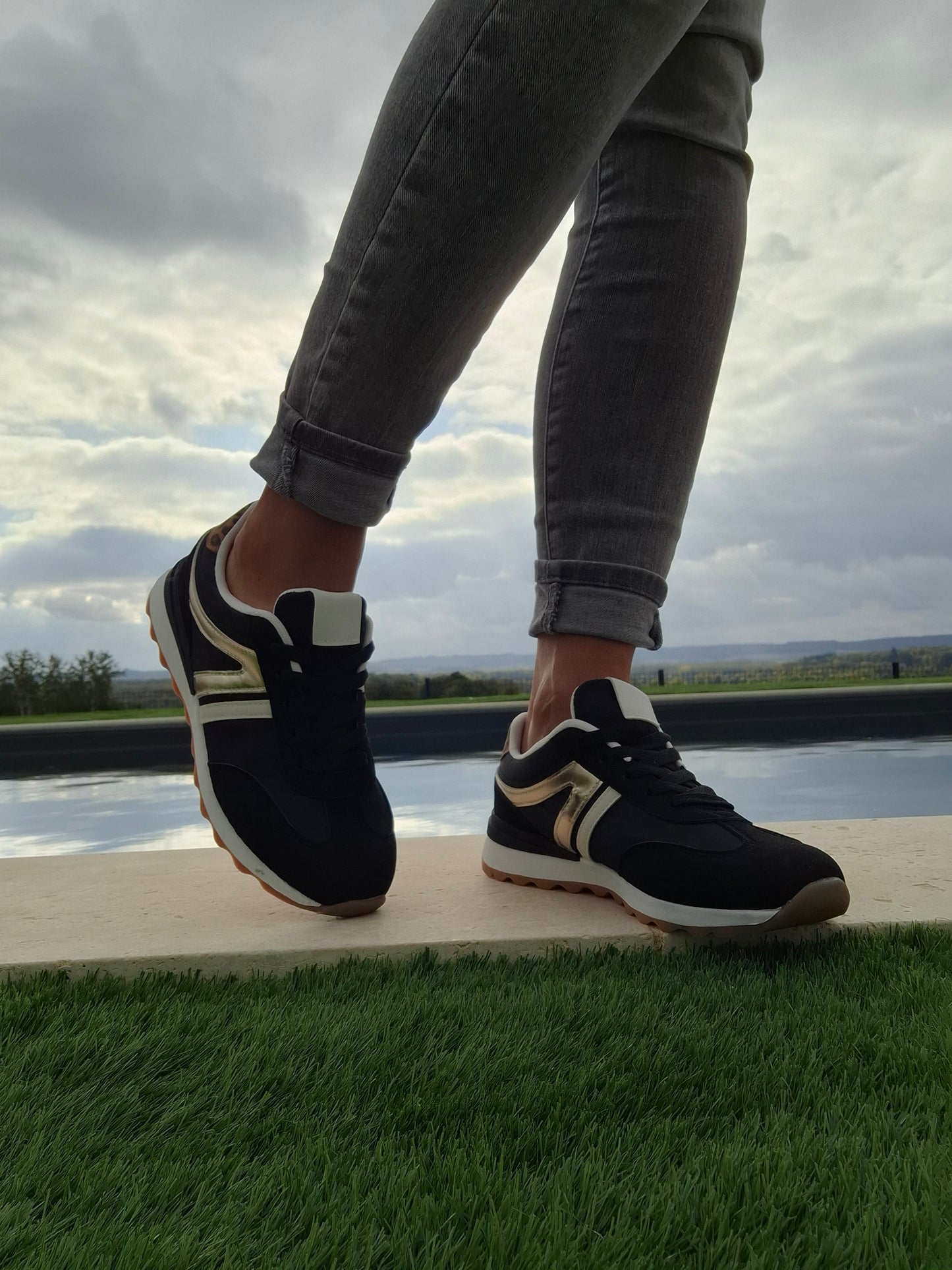 Chaussures baskets basses noir doré style sneakers new balance