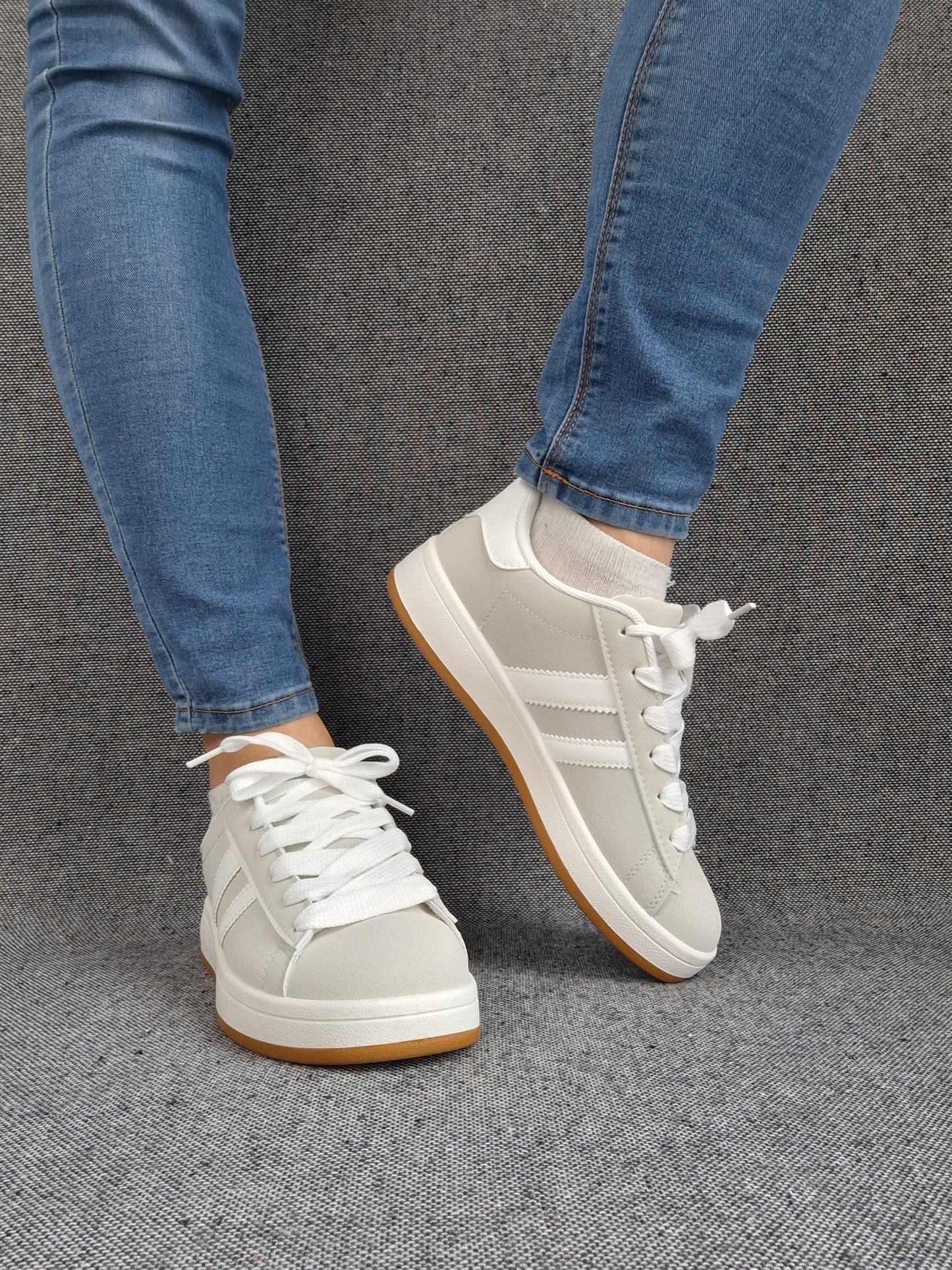 Chaussures baskets basses grises à rayures blanches style sneakers
