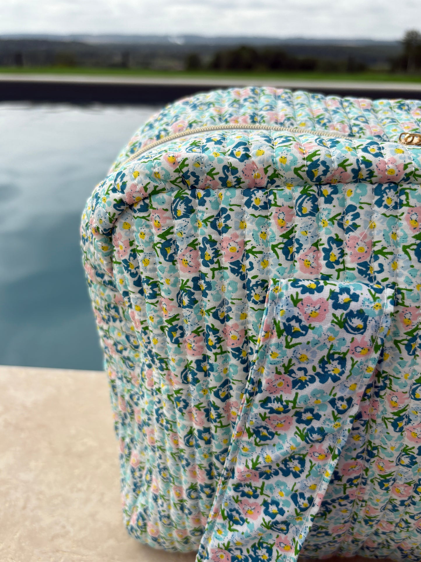 Sac week-end polochon en coton matelassé liberty fleuri bleu turquoise et touches orange