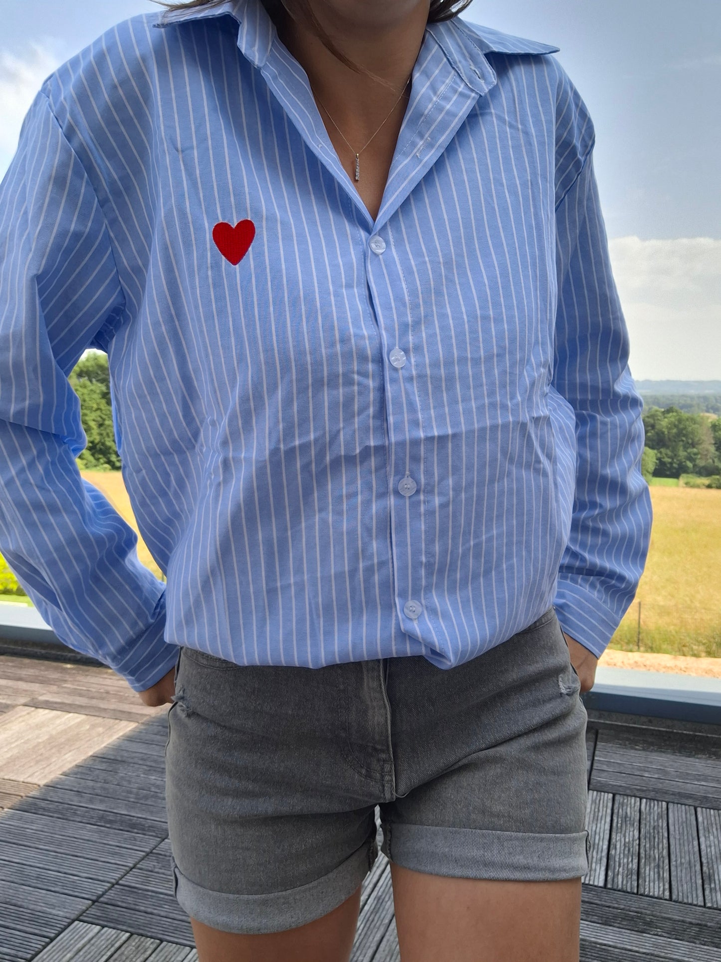 Chemise coton manches longues rayée bleue avec un cœur rouge