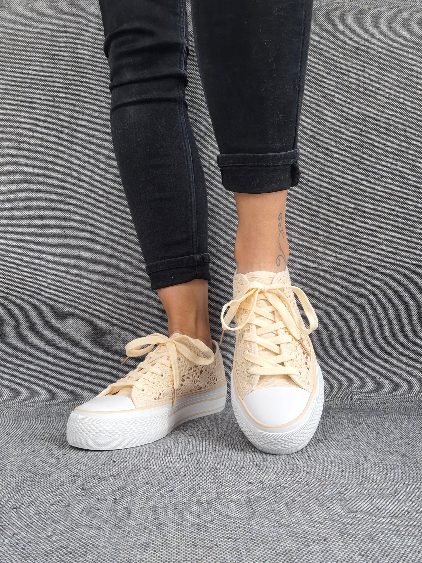 Chaussures baskets basses à dentelle beige en tissu style converse