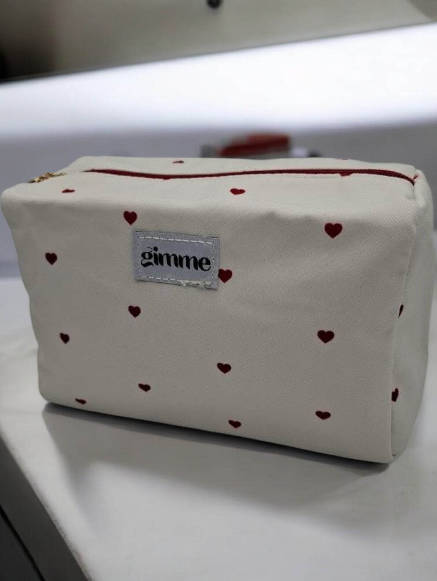 Trousse en tissu imperméable blanc motifs cœurs rouges