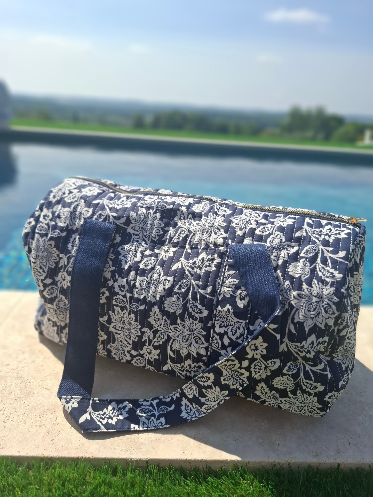 Sac polochon en coton matelassé liberty fleuri toile de jouy bleu marine et blanc