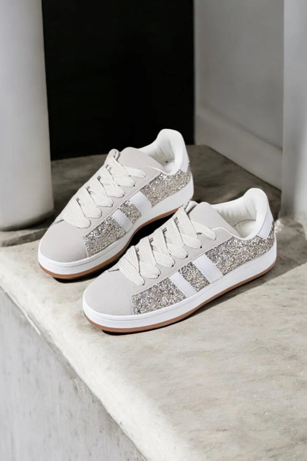 Chaussures baskets gold argenté à paillettes bandes blanches style campus