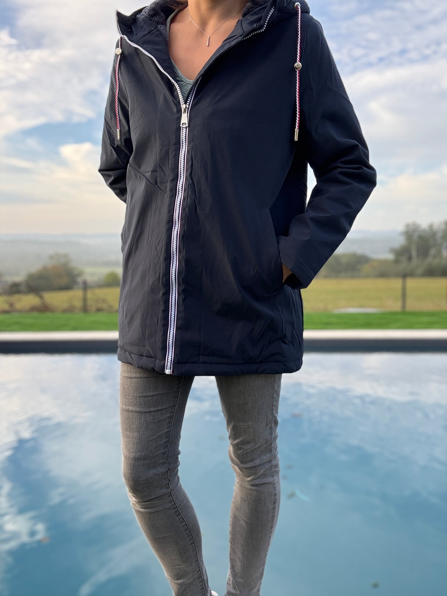 Manteau imperméable mi long fourré en fausse fourrure bleu marine