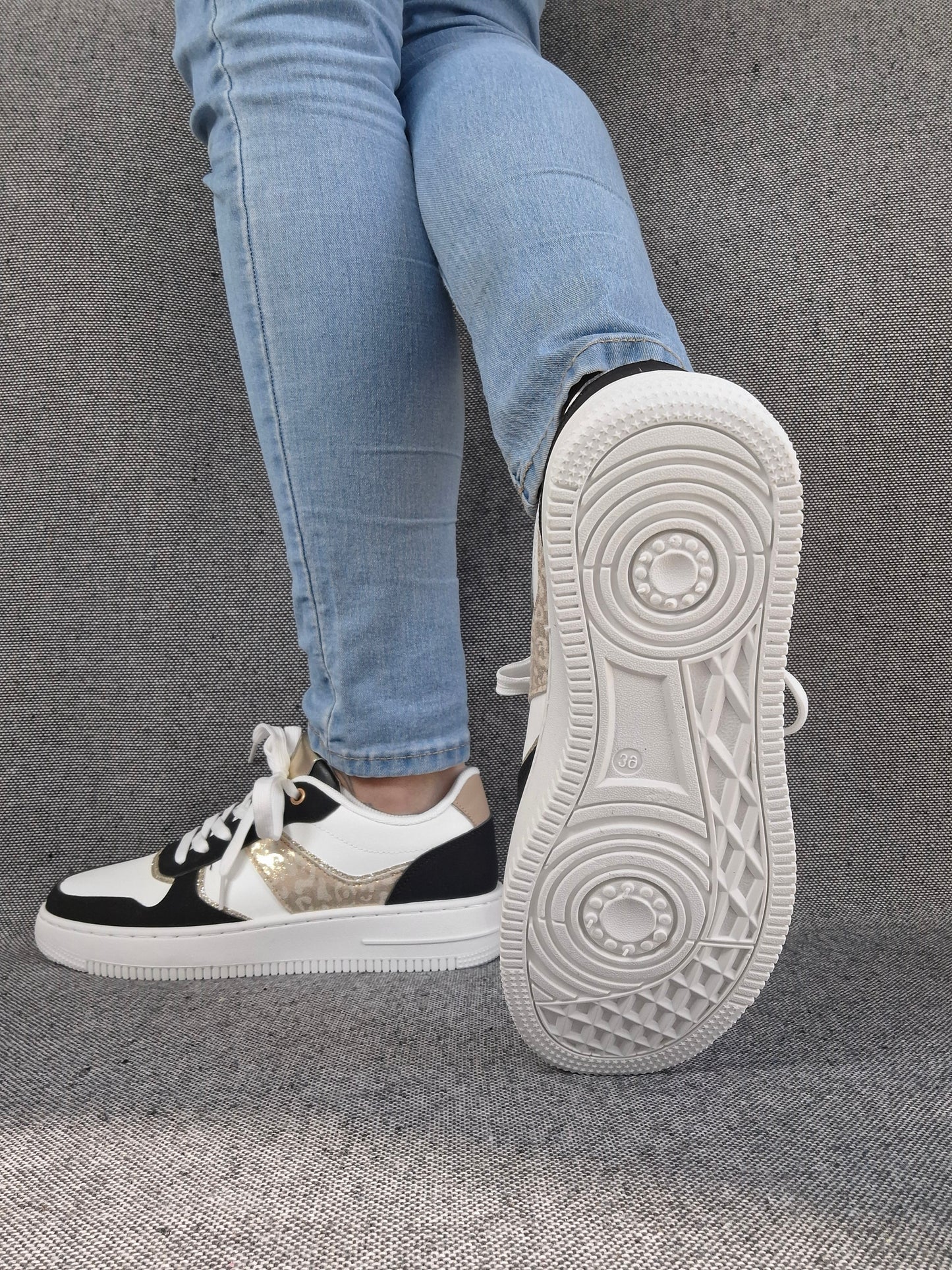 Chaussures baskets blanches et noirs details dorés style sneakers