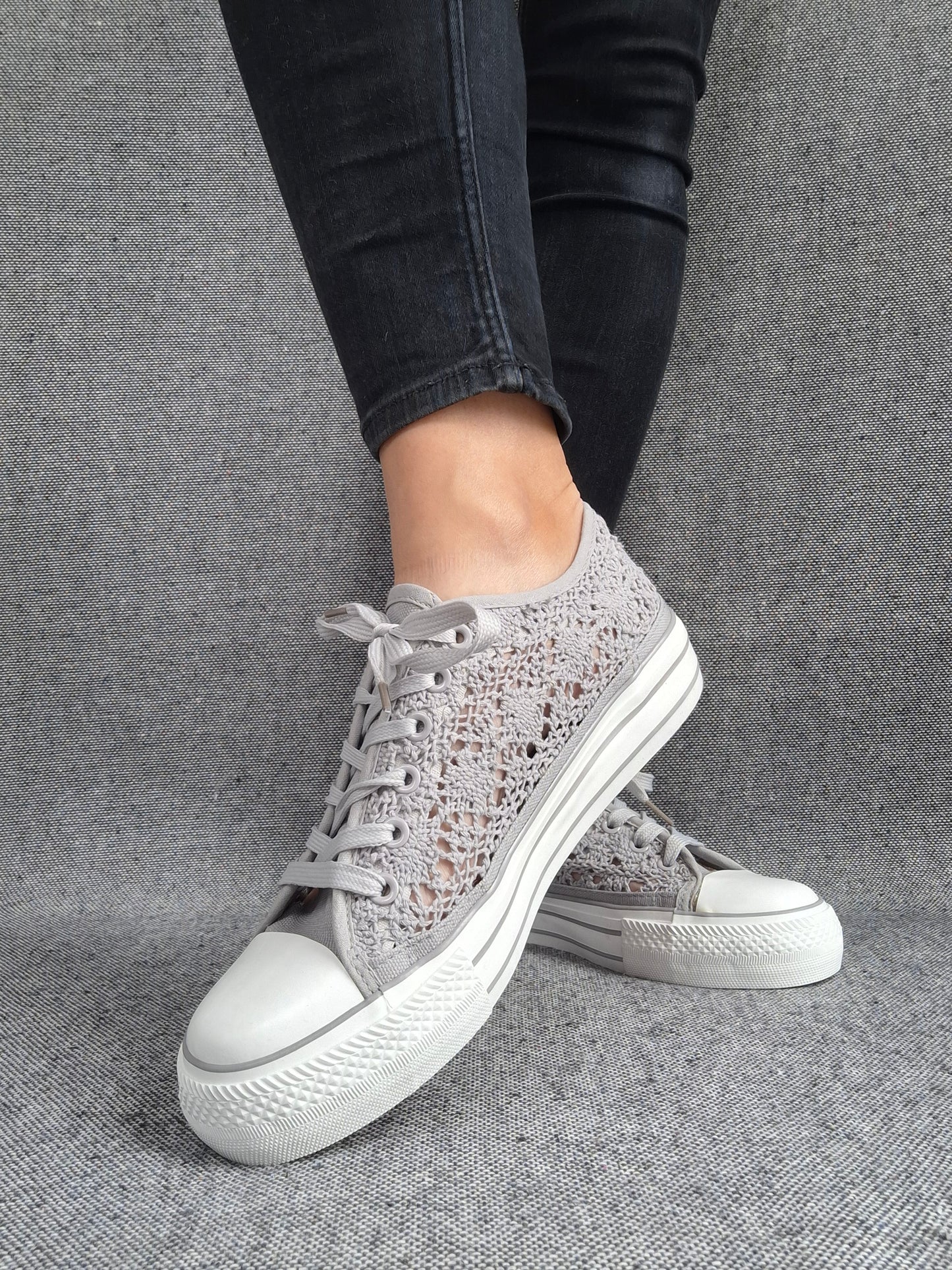 Chaussures baskets basses à dentelle grise en tissu style converse