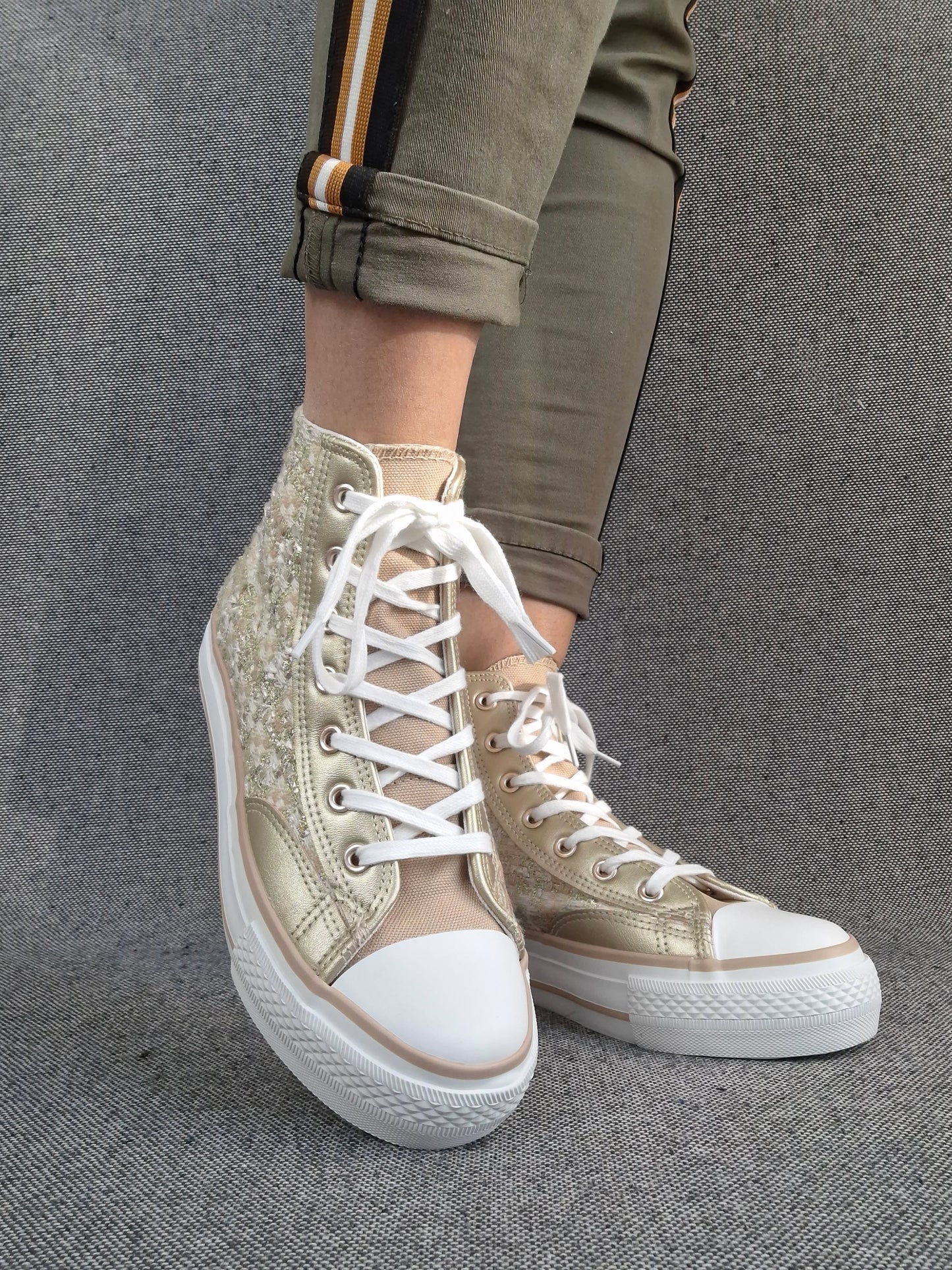 Chaussures baskets hautes en tweed doré style converse