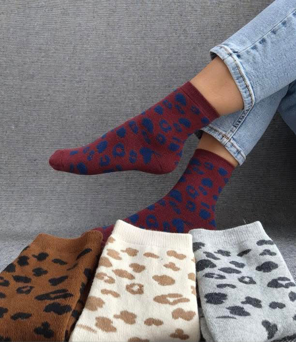 Paire de chaussettes rouge en coton à motif léopard bleu