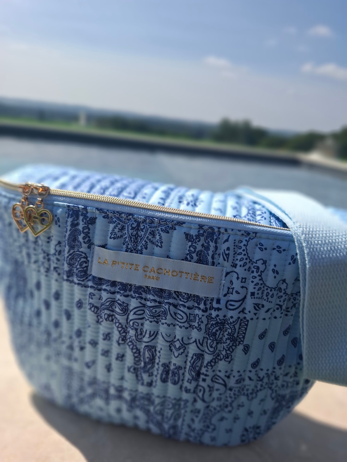 Sac banane en coton matelassé bleu design paisley bleu marine « La Ptite cachottière »