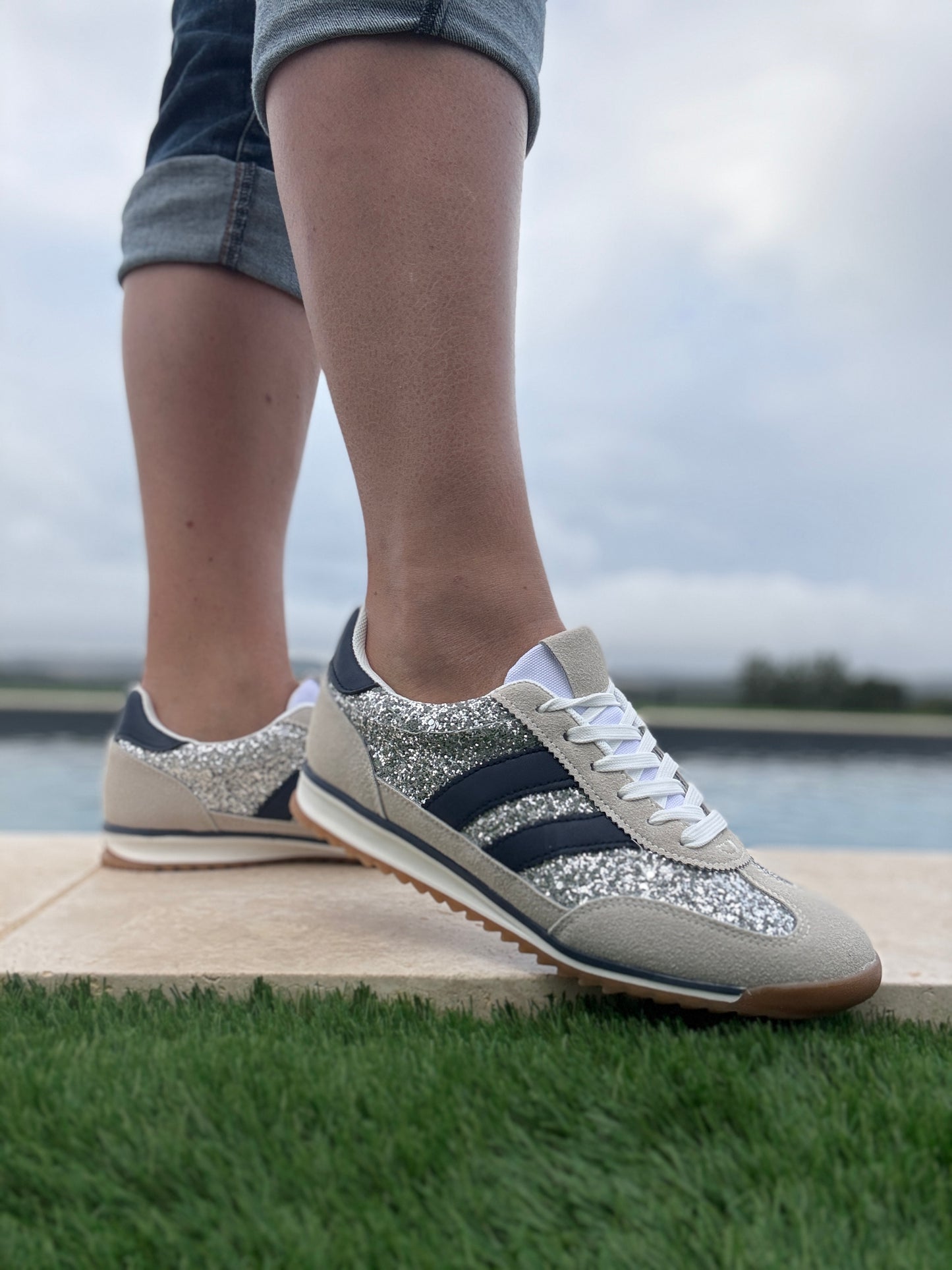 Chaussures baskets basses gris pailleté avec des rayures bleu marine style sneakers