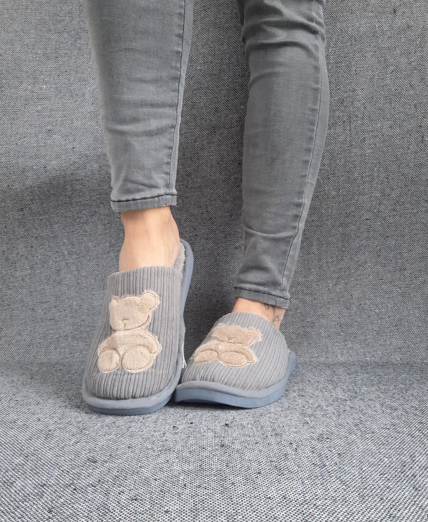 Chaussons fourrés gris en tissu avec motif ours beige