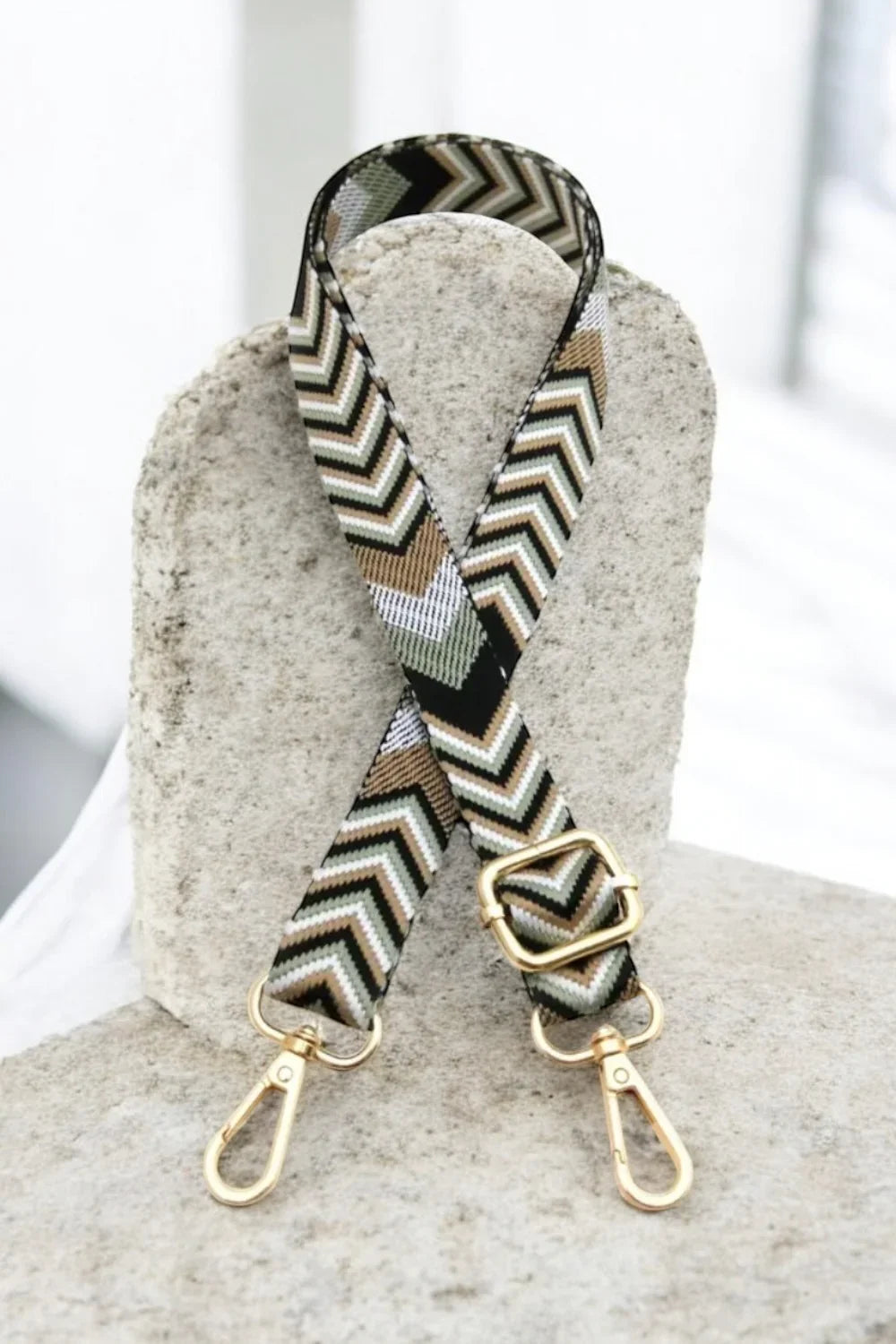 Bandoulière sangle large chevrons marron noir blanc mousquetons dorés