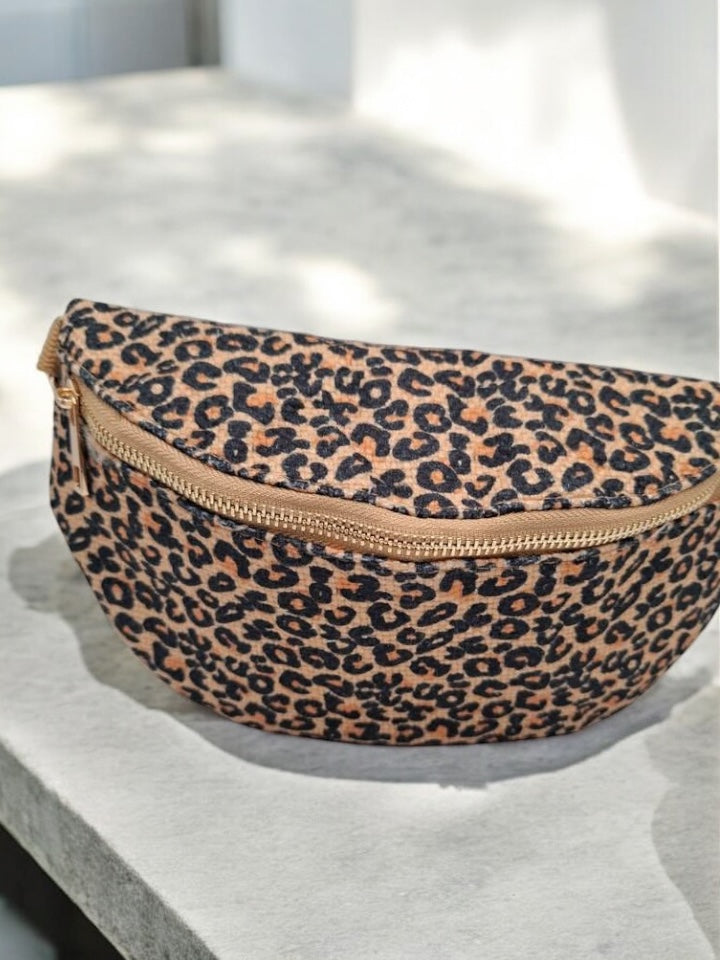 Sac banane camel matelassé en coton gaufré motif léopard