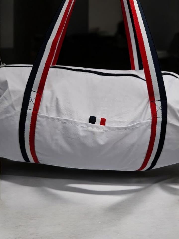 Sac polochon en tissu coton blanc détails rayés tricolores