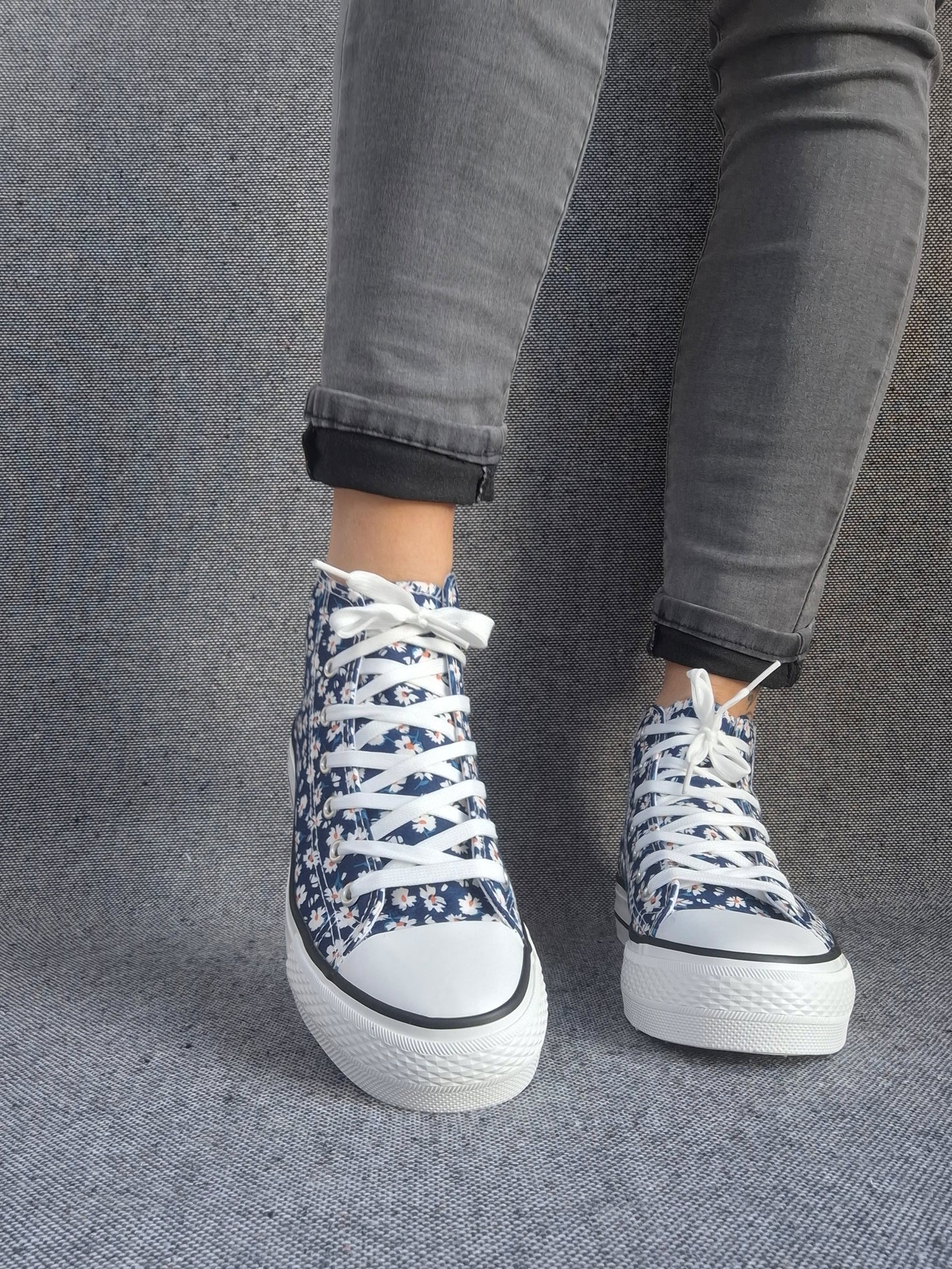 Chaussures baskets hautes motifs liberty fleurs bleu marine en tissu style converse