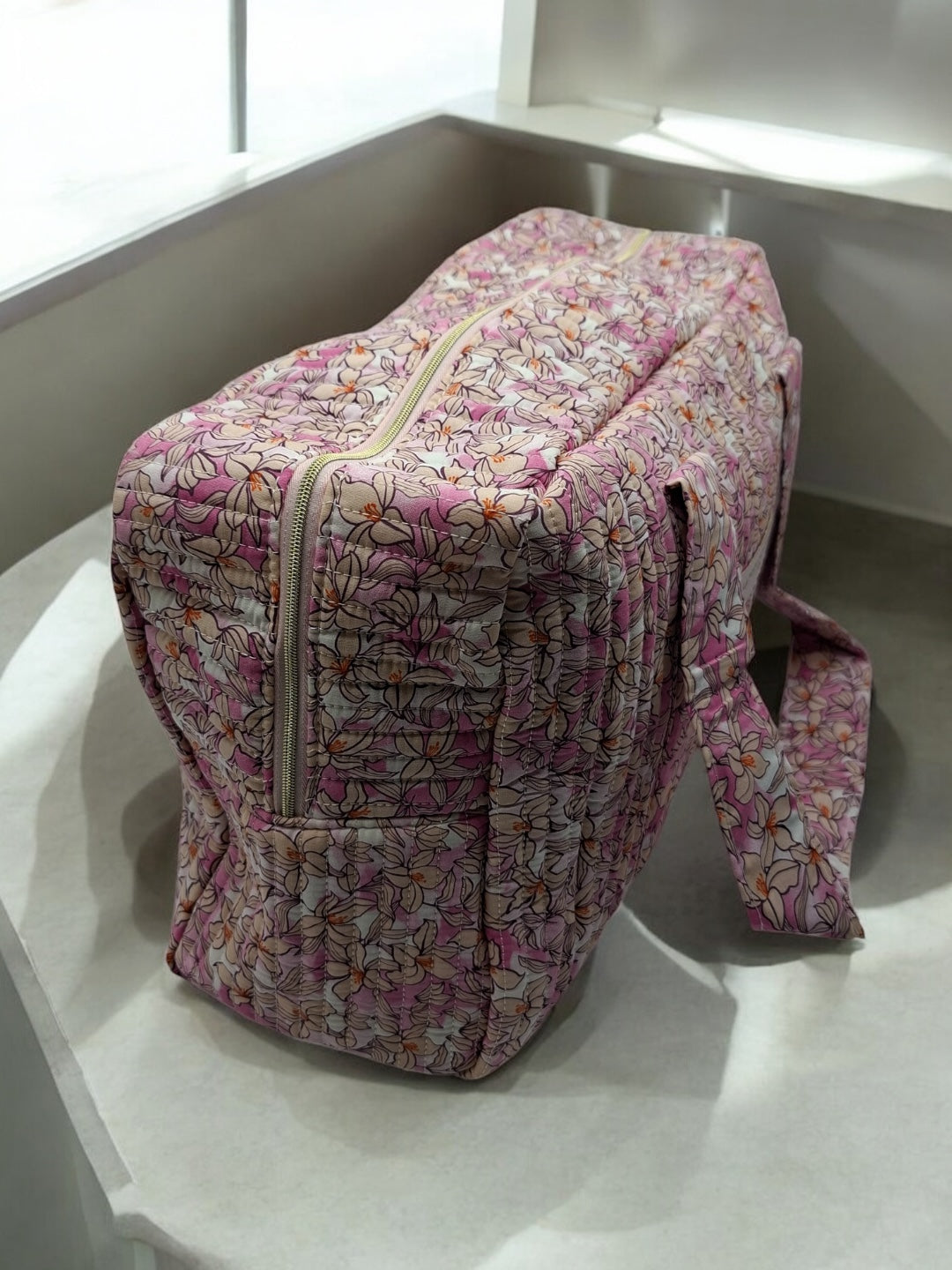 Sac week-end polochon en coton matelassé rose liberty fleuri rose et taupe