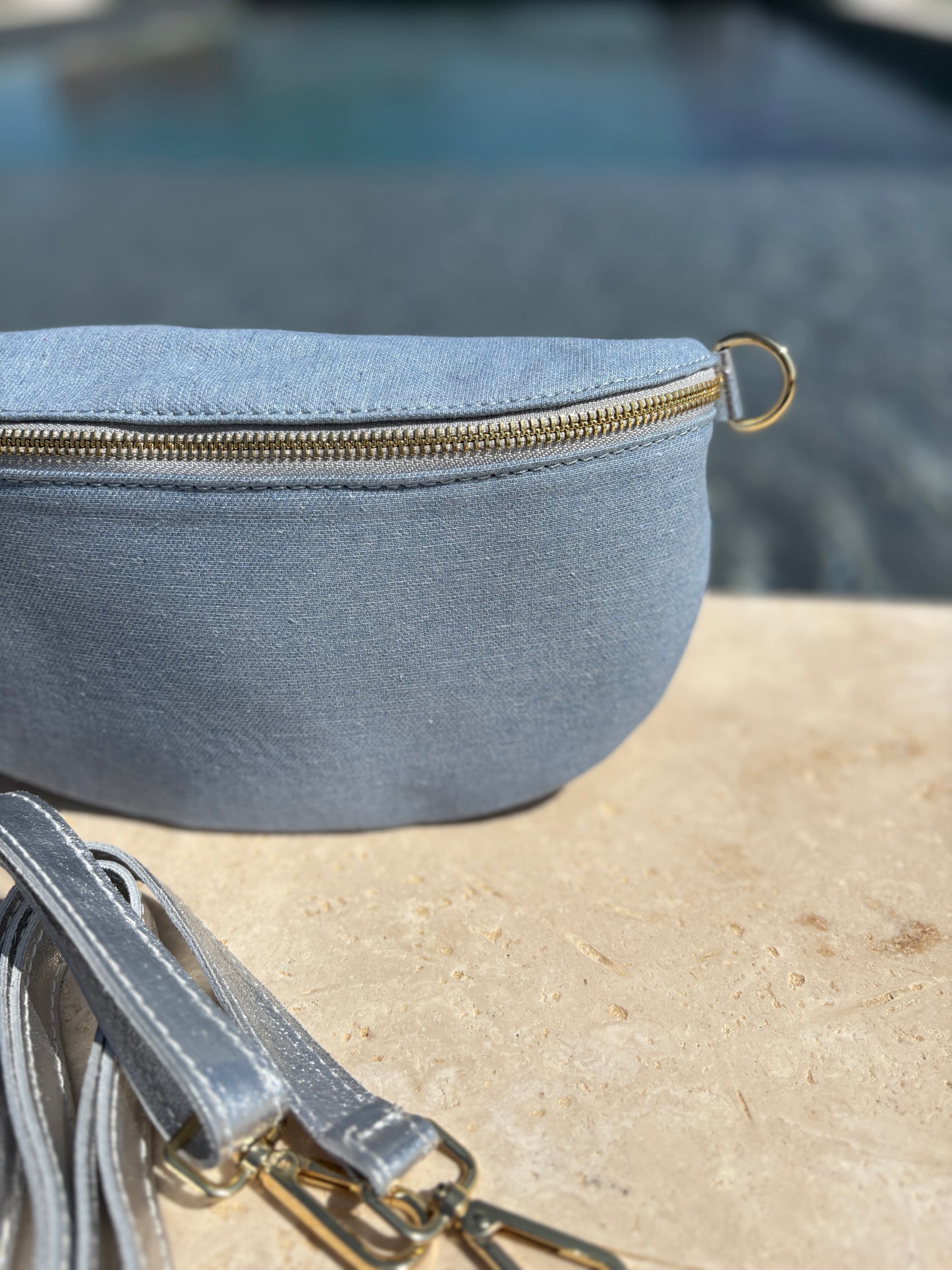 Sac banane tissu jean bandouliere grise en cuir