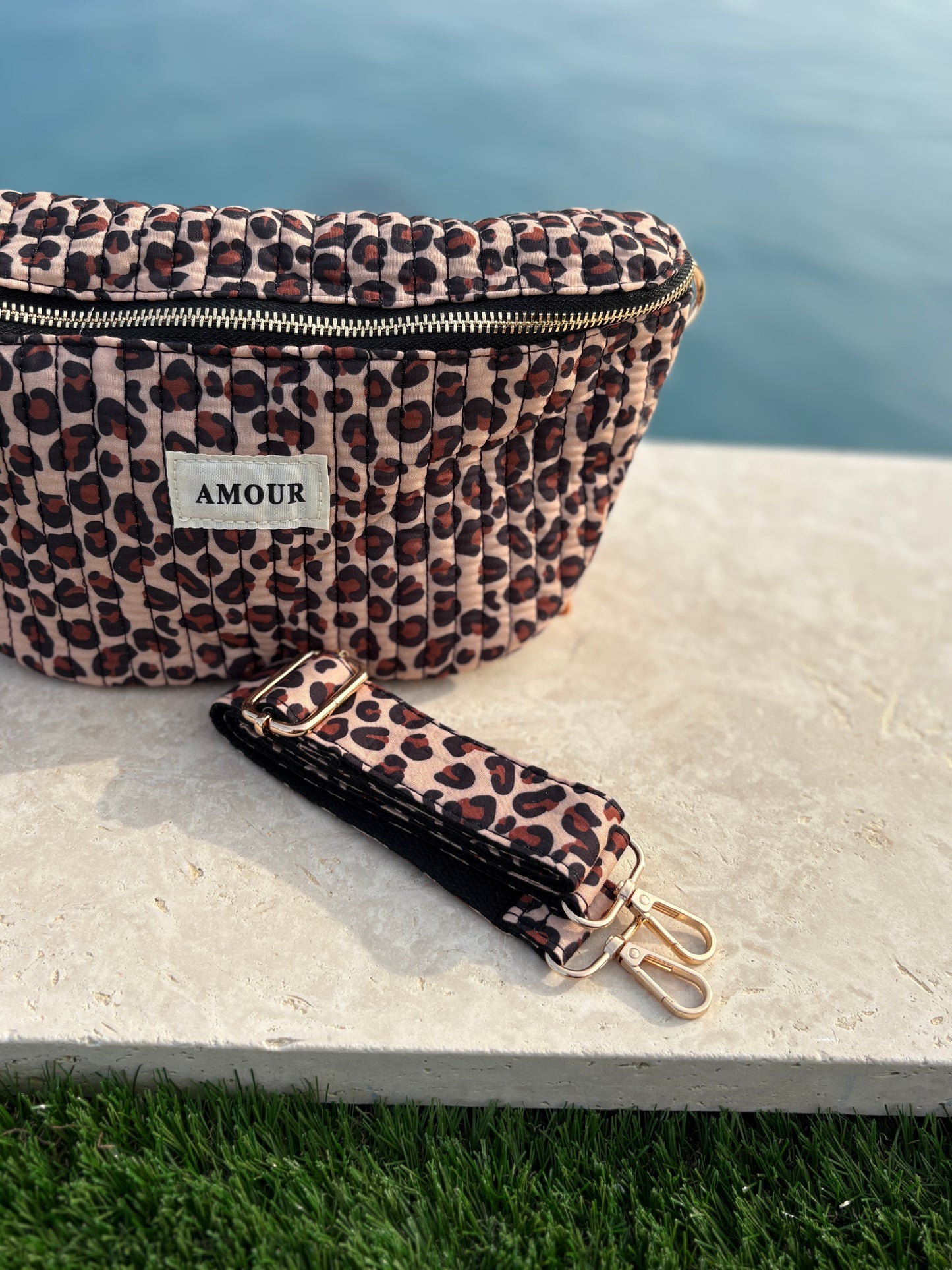 Sac banane tissu coton matelassé imprimé léopard beige marron