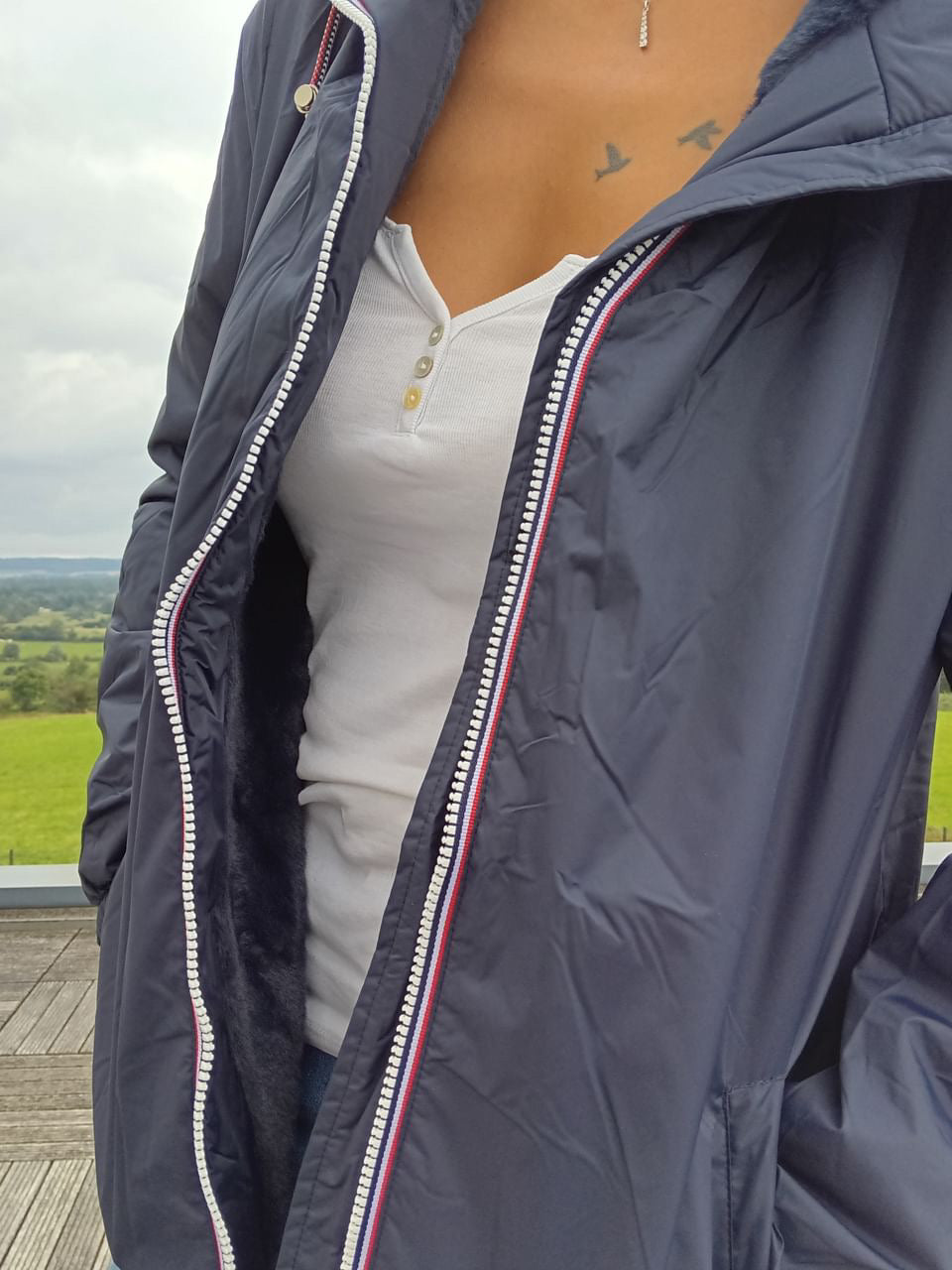 Laura Jo - Imperméable mi long doublé en fausse fourrure cordon tricolore couleur bleu marine