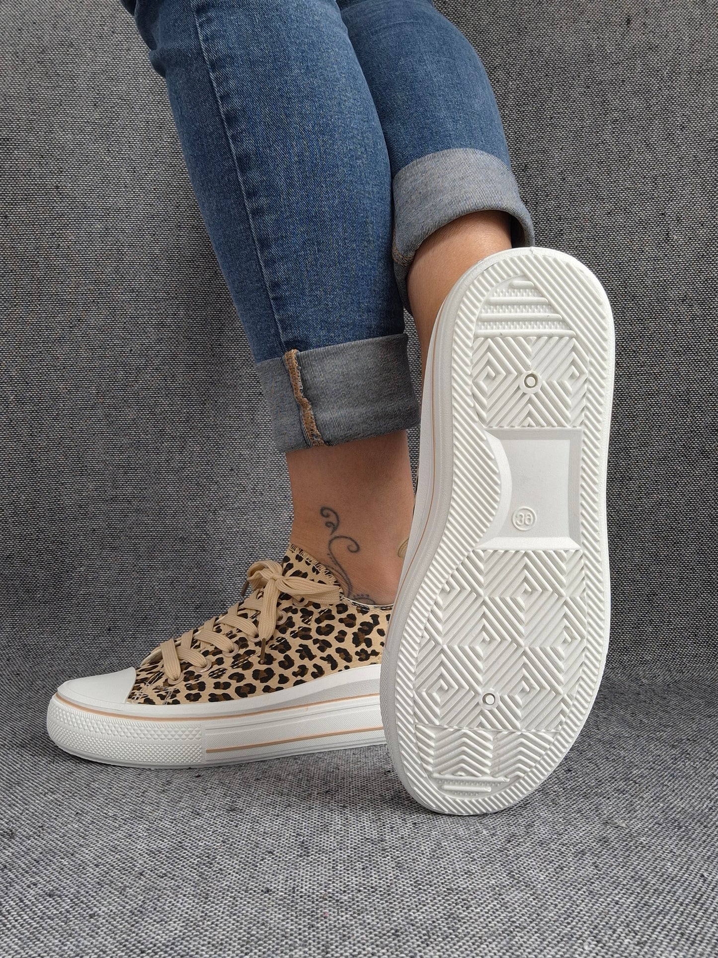 Chaussures baskets à imprimé léopard marron beige semelles compensées style converse
