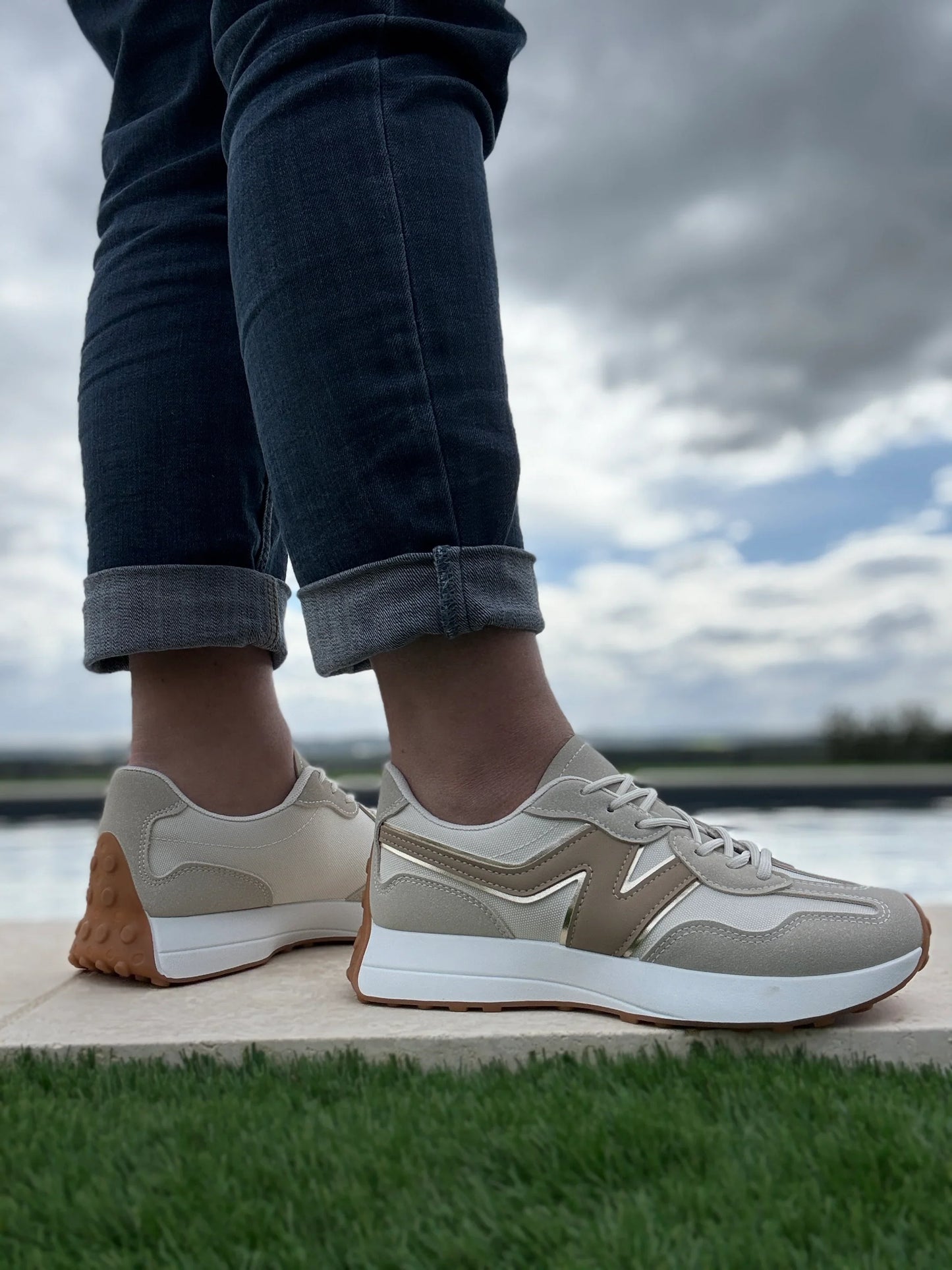 Chaussures baskets en tissu beige blanc rehaussée par un motif beige style new balance