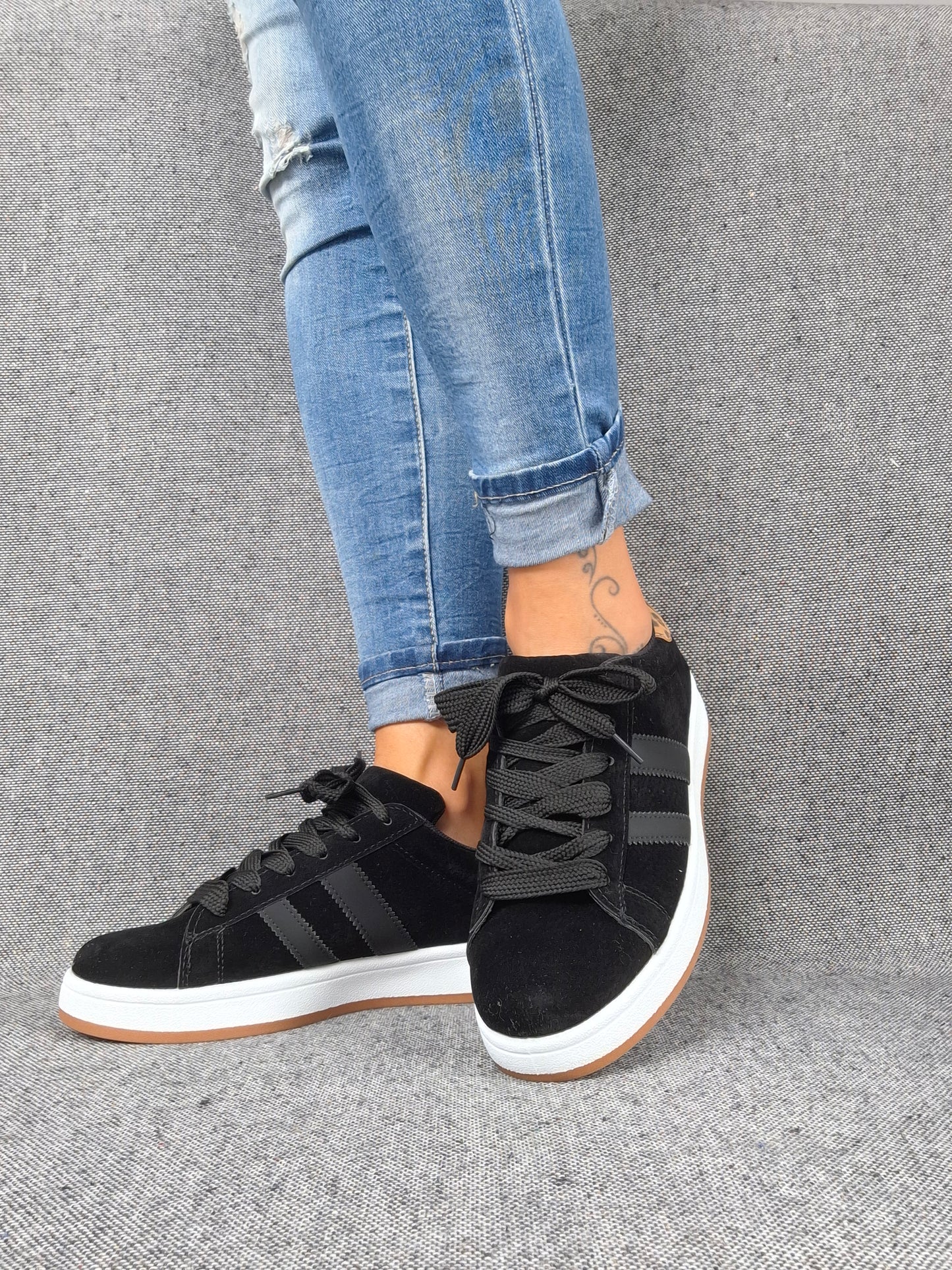 Chaussures baskets basses noires rayures noires motif léopard style campus