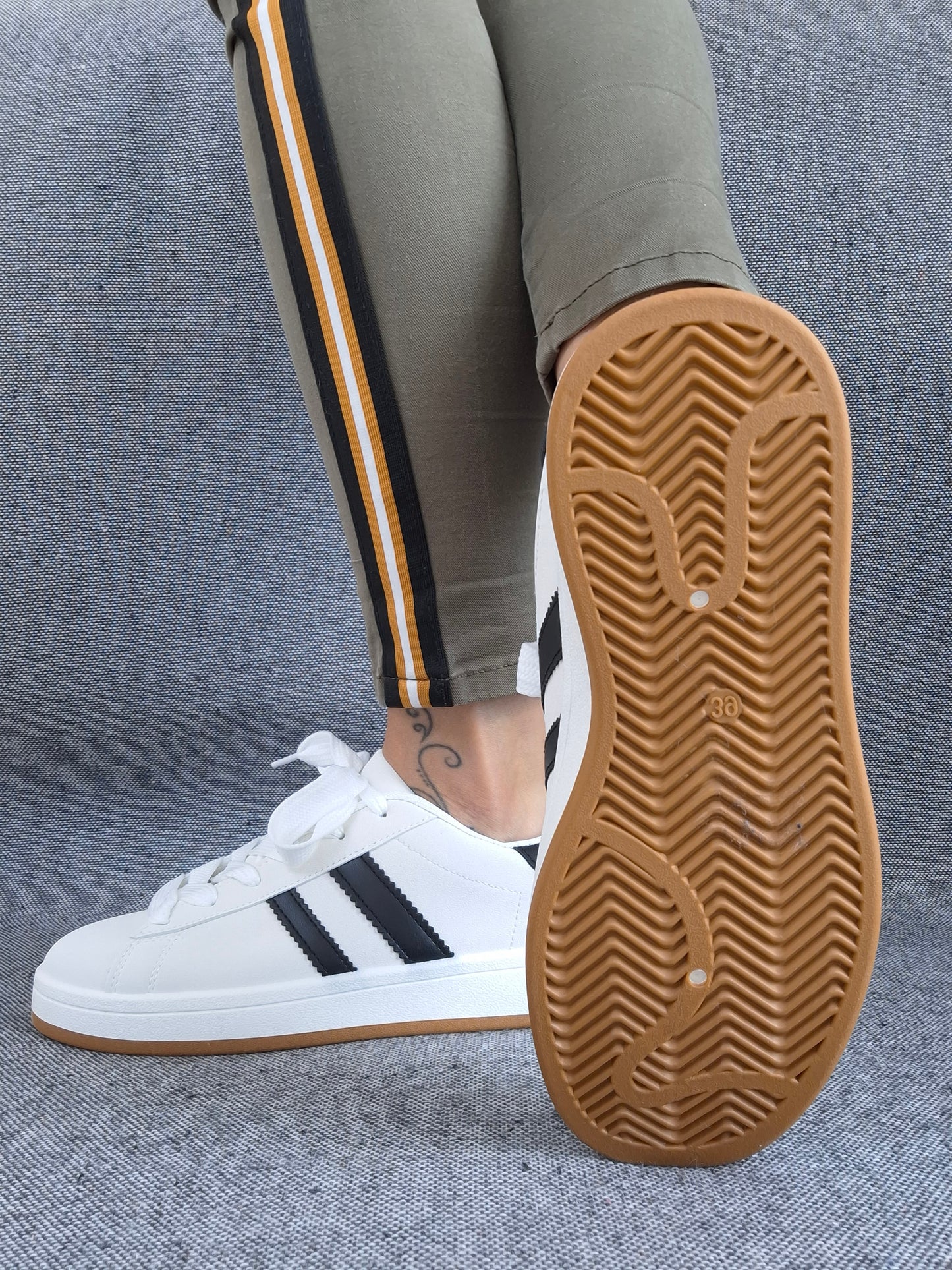 Chaussures baskets basses blanches à rayures noires style campus