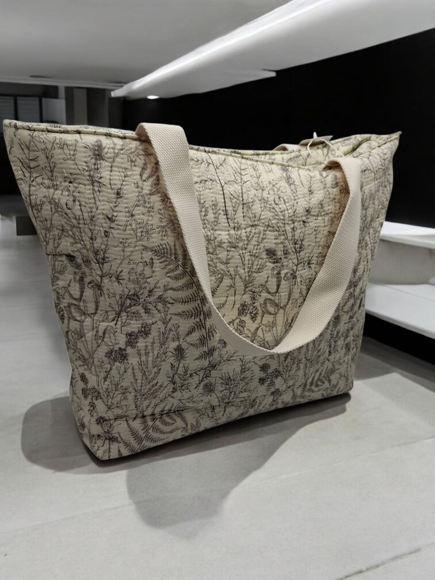 Sac cabas porté épaule blanc en coton liberty fleuri noir et creme