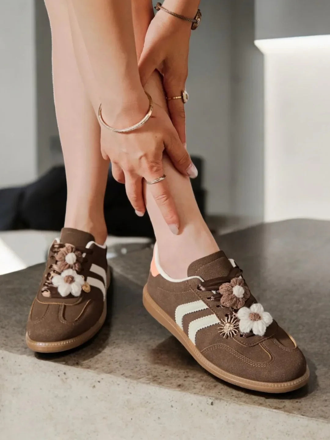 Chaussures baskets plates marron avec deux bandes blanches (bijoux de lacets)