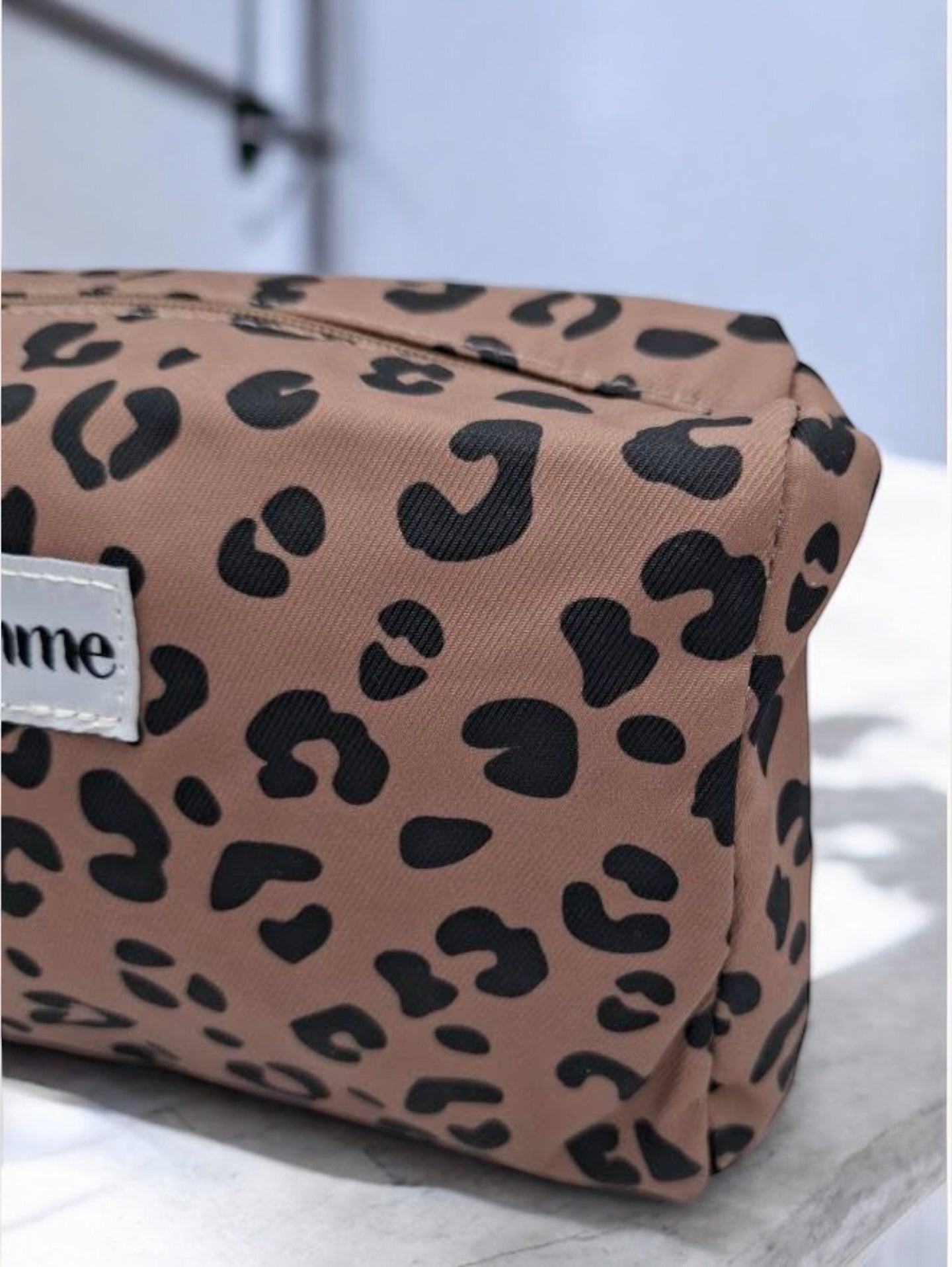 Pochette trousse en tissu imperméable marron motif léopard