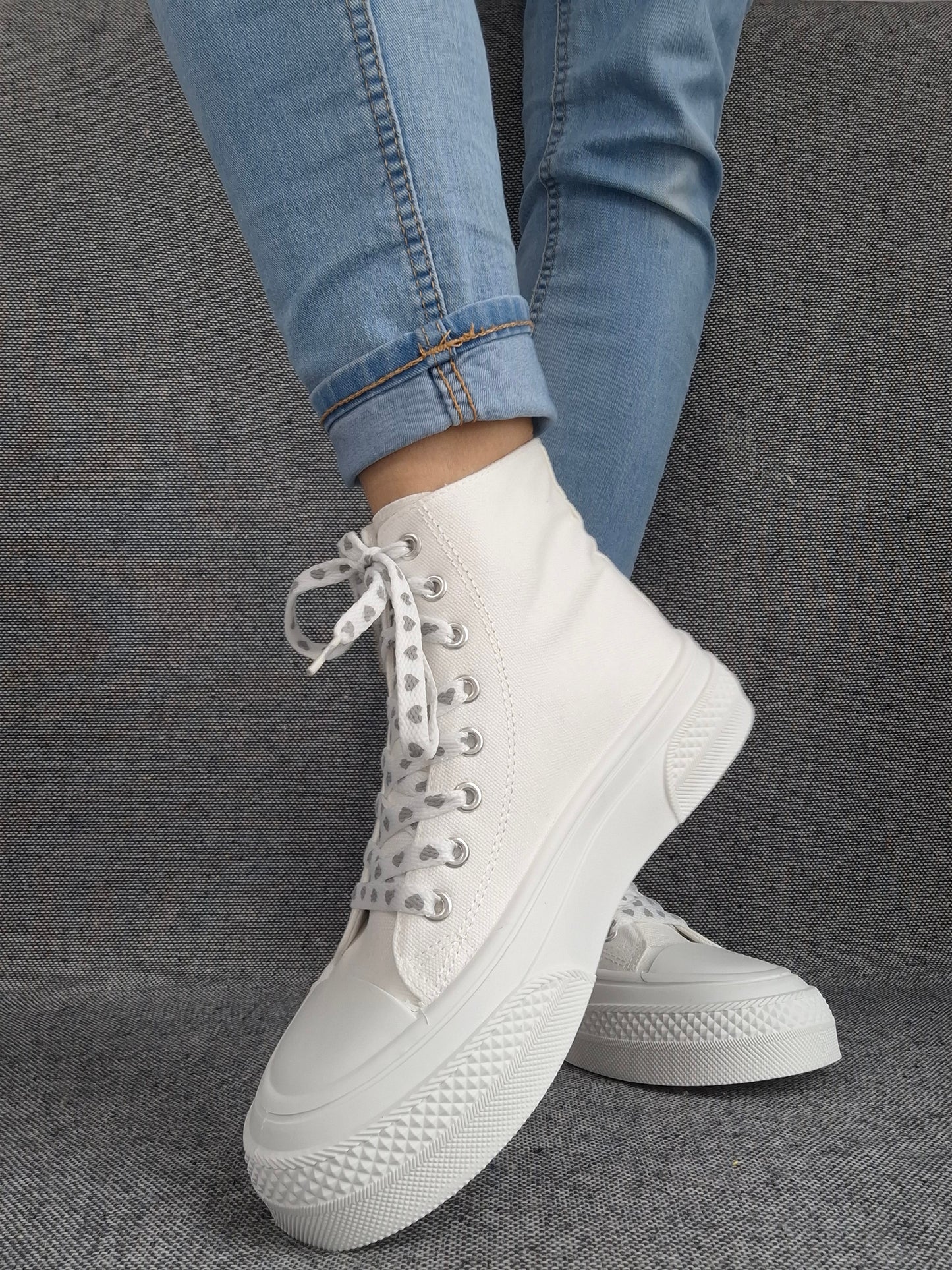 Chaussures baskets hautes en tissu toile beige avec motifs coeurs semelles compensées